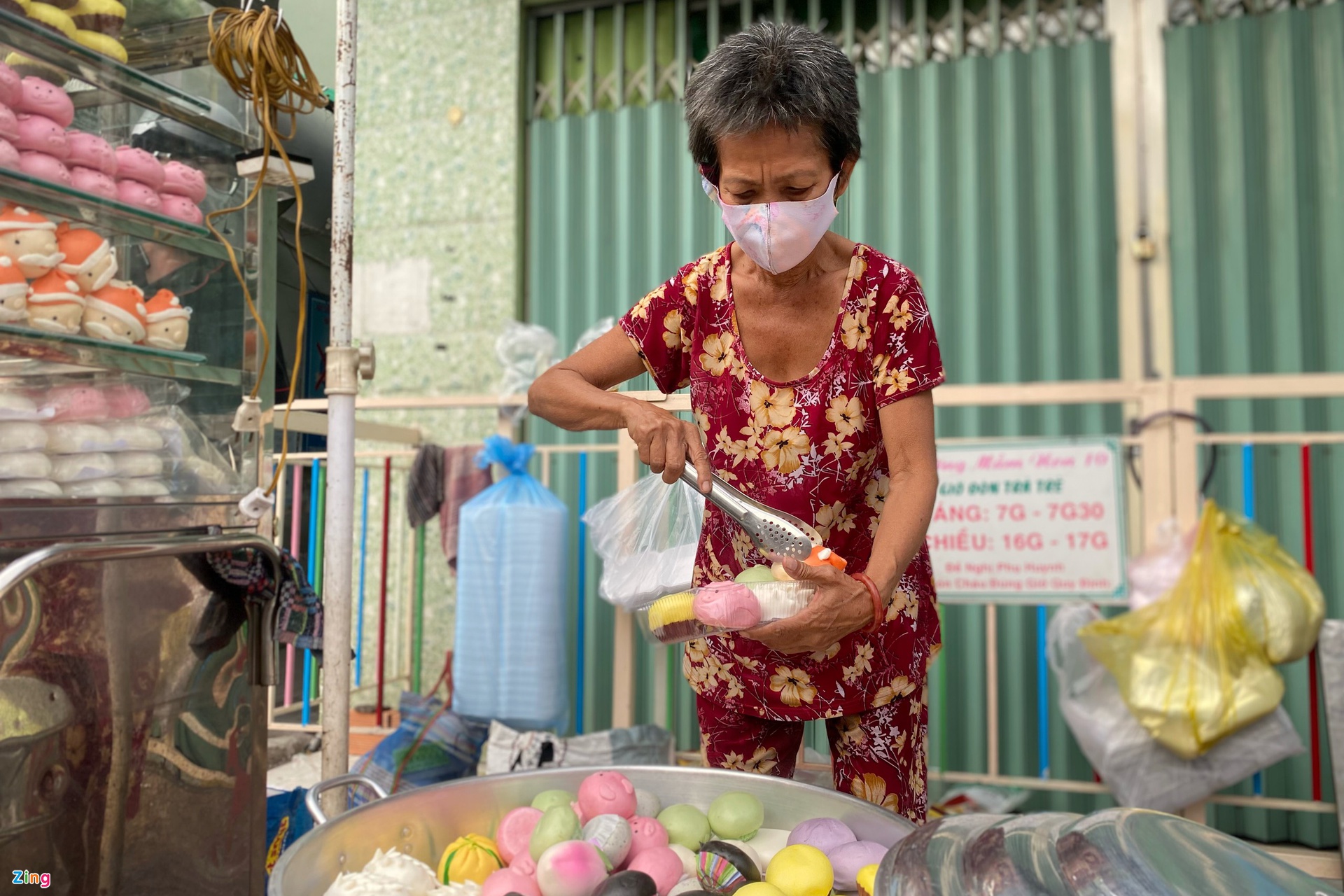 Bánh bao ông già Noel thu hút giới trẻ - Ảnh 7.