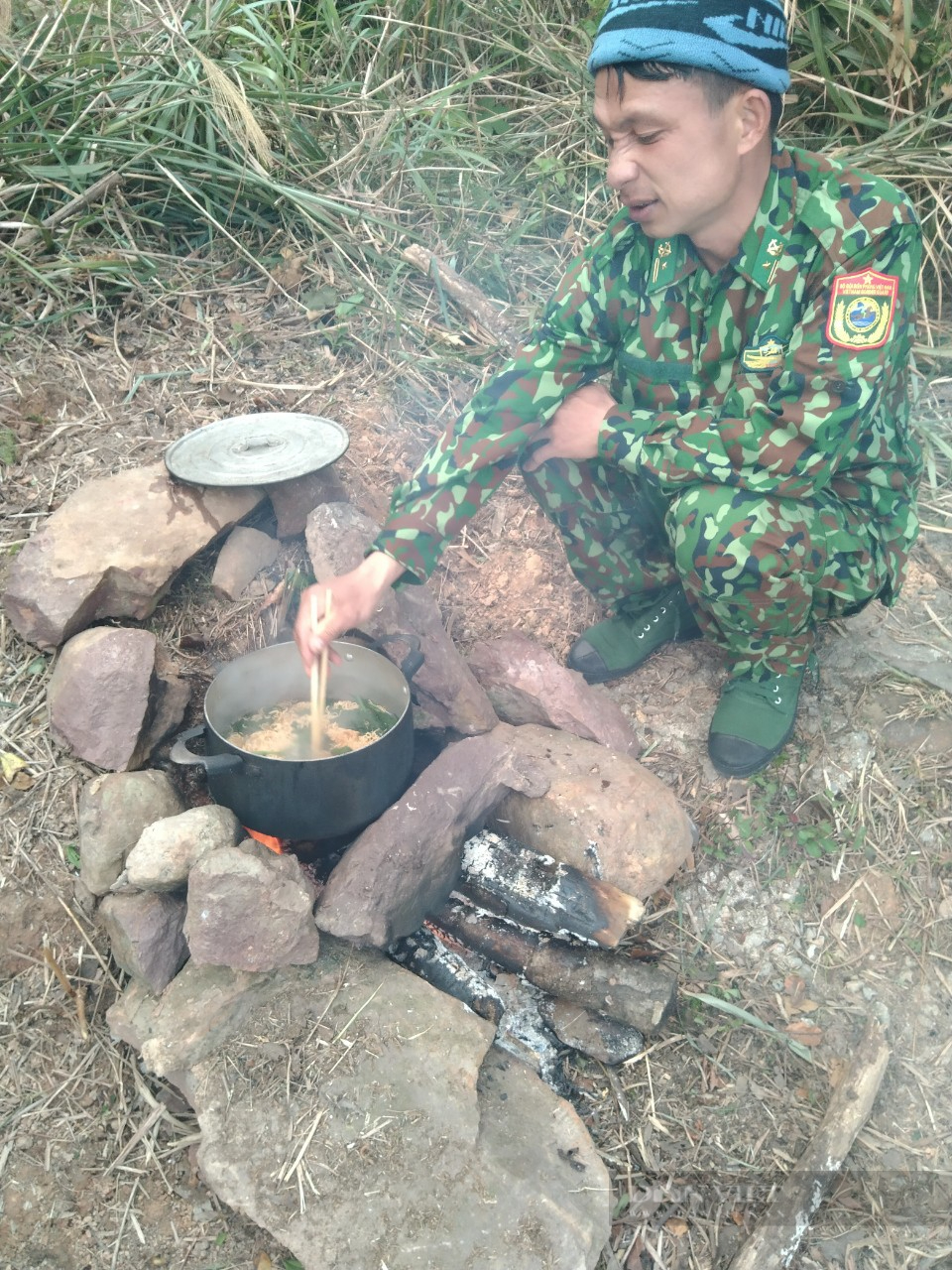 Chuyện người lính biên phòng trên &quot;sống lưng khủng long&quot; - Ảnh 6.