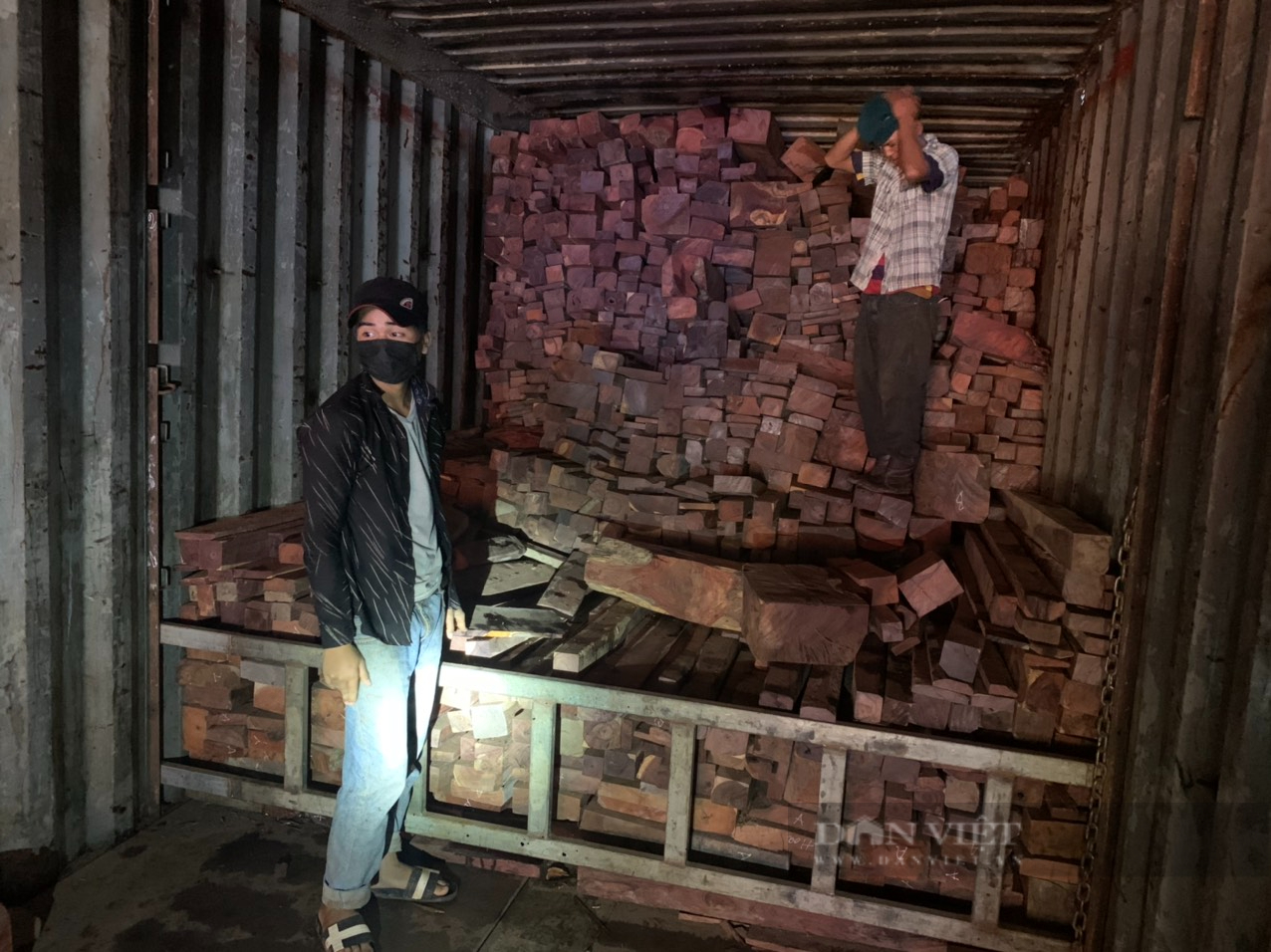 Khởi tố vụ án buôn lậu gỗ, đá ở Quảng Trị - Ảnh 1.