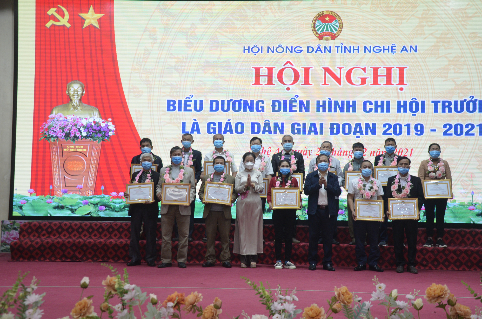 Hội Nông dân tỉnh Nghệ An: Khen thưởng 48 điển hình chi hội trưởng là giáo dân - Ảnh 1.