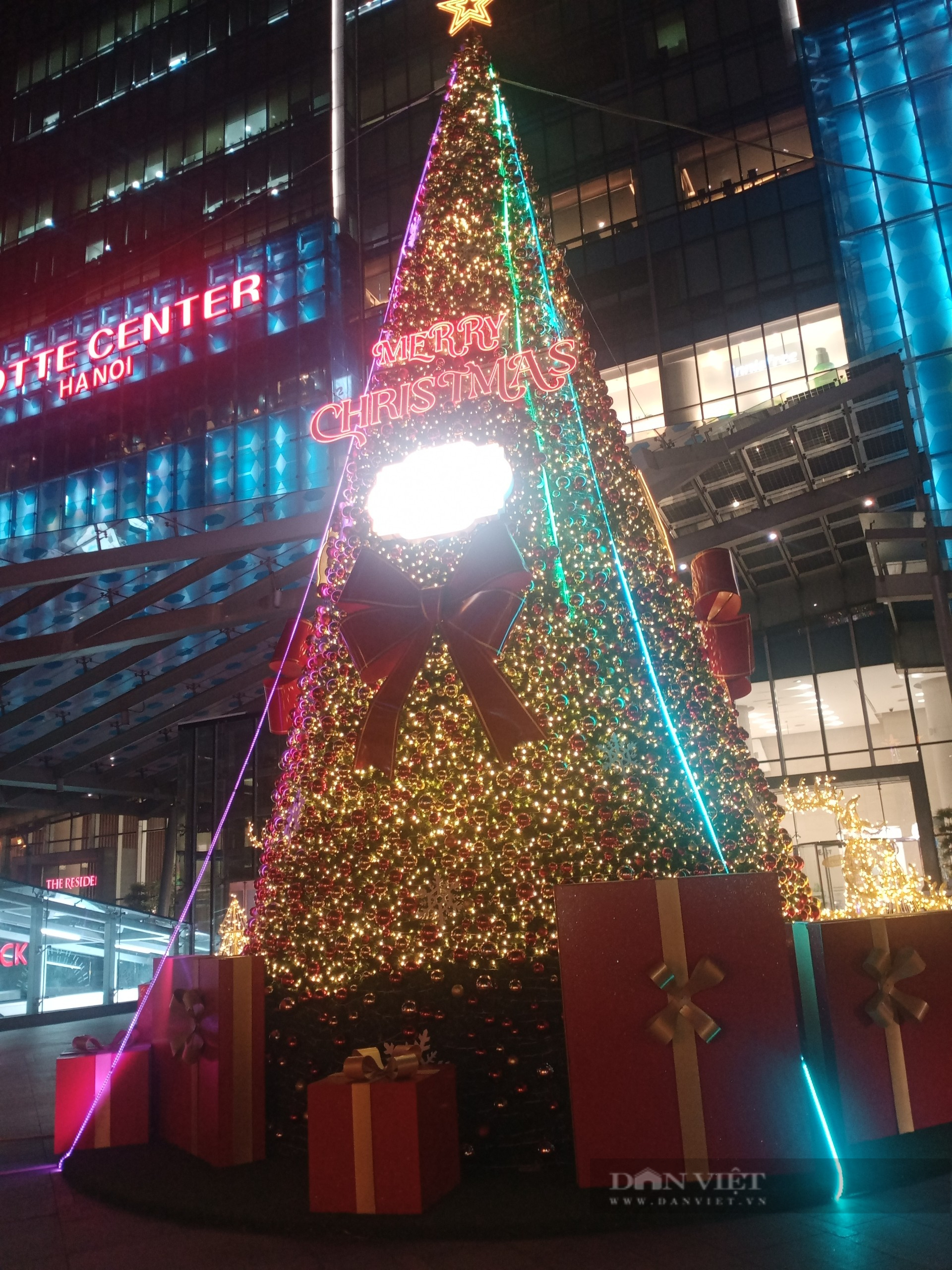 Chụp ảnh Noel 2021 để lưu giữ những khoảnh khắc đặc biệt của năm mới. Được trang trí bằng đèn led đầy màu sắc, các cửa hàng và trung tâm thương mại chắc chắn sẽ là địa điểm lý tưởng để bạn chụp ảnh Noel ấn tượng. Nhanh chân đến với những địa điểm này để tạo nên những bức ảnh đầy ấn tượng cho mùa Giáng sinh sắp tới.