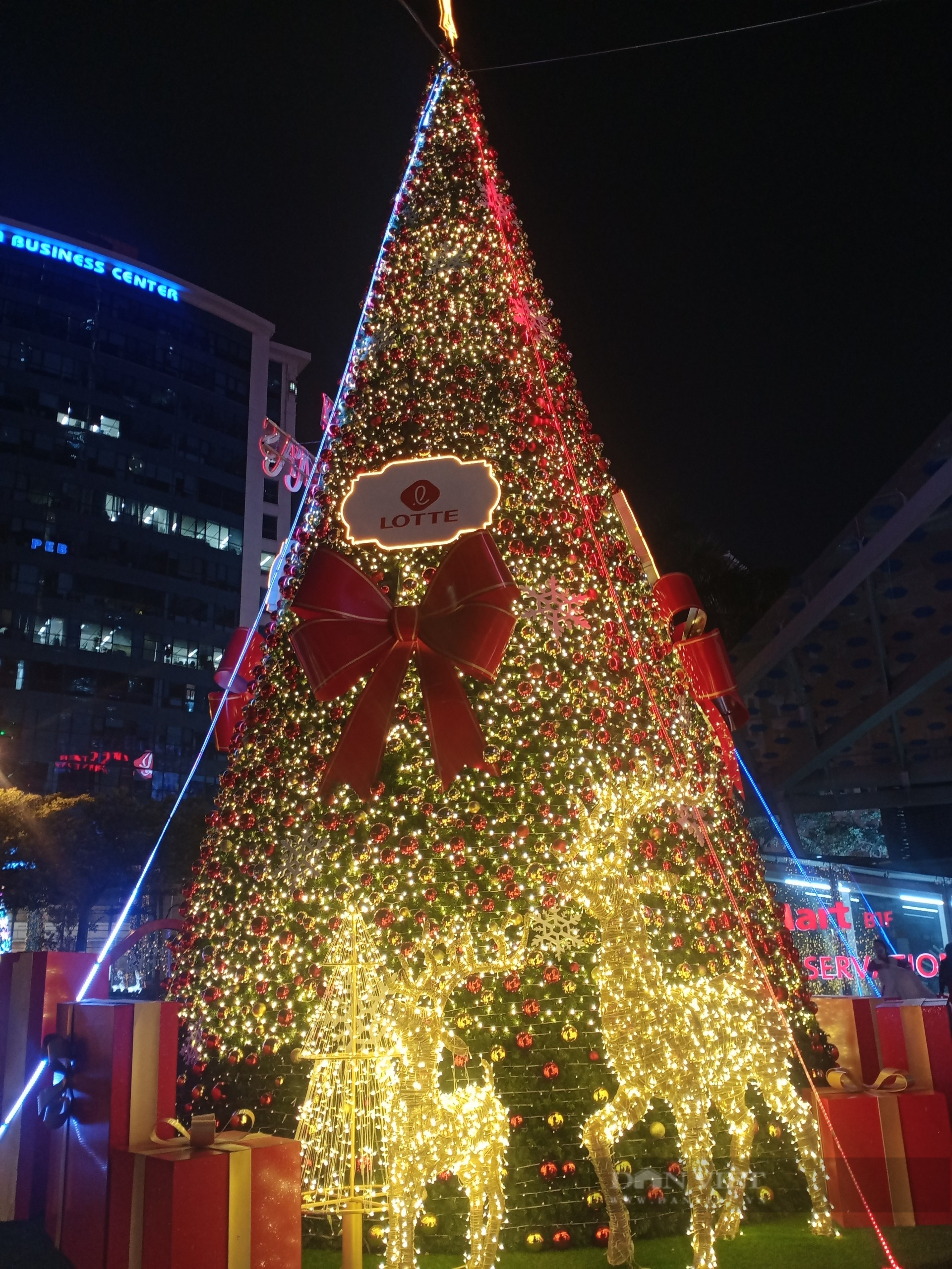 Không gian Noel tại Hà Nội đang rực rỡ với những ánh đèn và trang trí đầy màu sắc. Hãy cùng ngắm nhìn những bức ảnh Noel Hà Nội để cảm nhận được không khí đón Giáng sinh năm nay nhé.