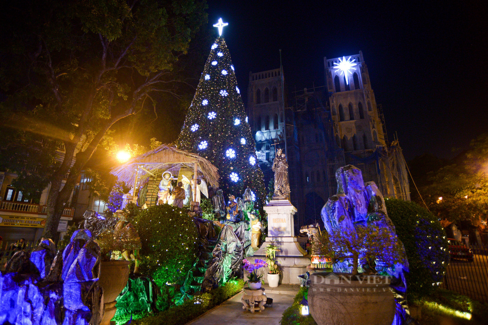 Hà Nội: Các nhà thờ, trung tâm thương mại trang hoàng đón Giáng Sinh - Ảnh 4.