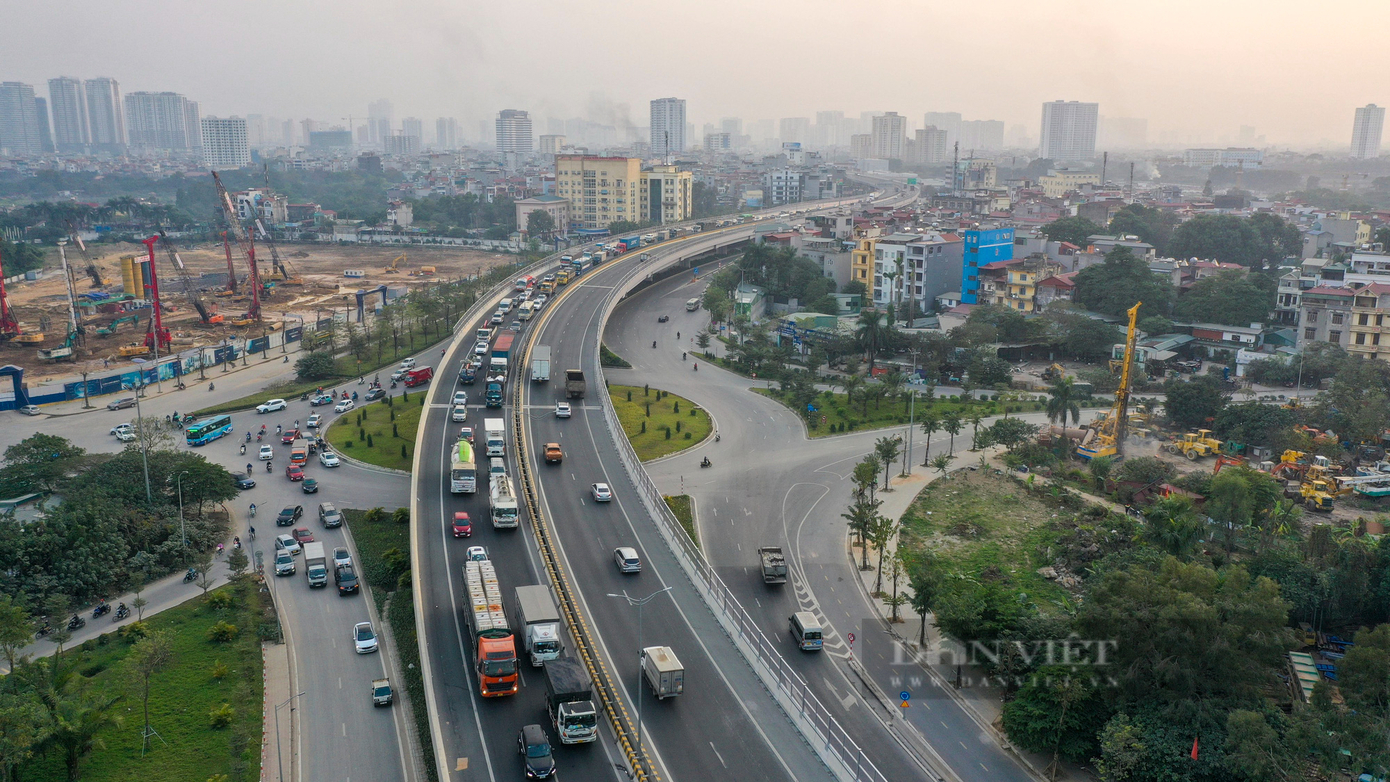  Lại sửa cầu Thăng Long: Ùn tắc kéo dài, nhiều phương tiện chôn chân cả giờ đồng hồ trên cầu - Ảnh 8.