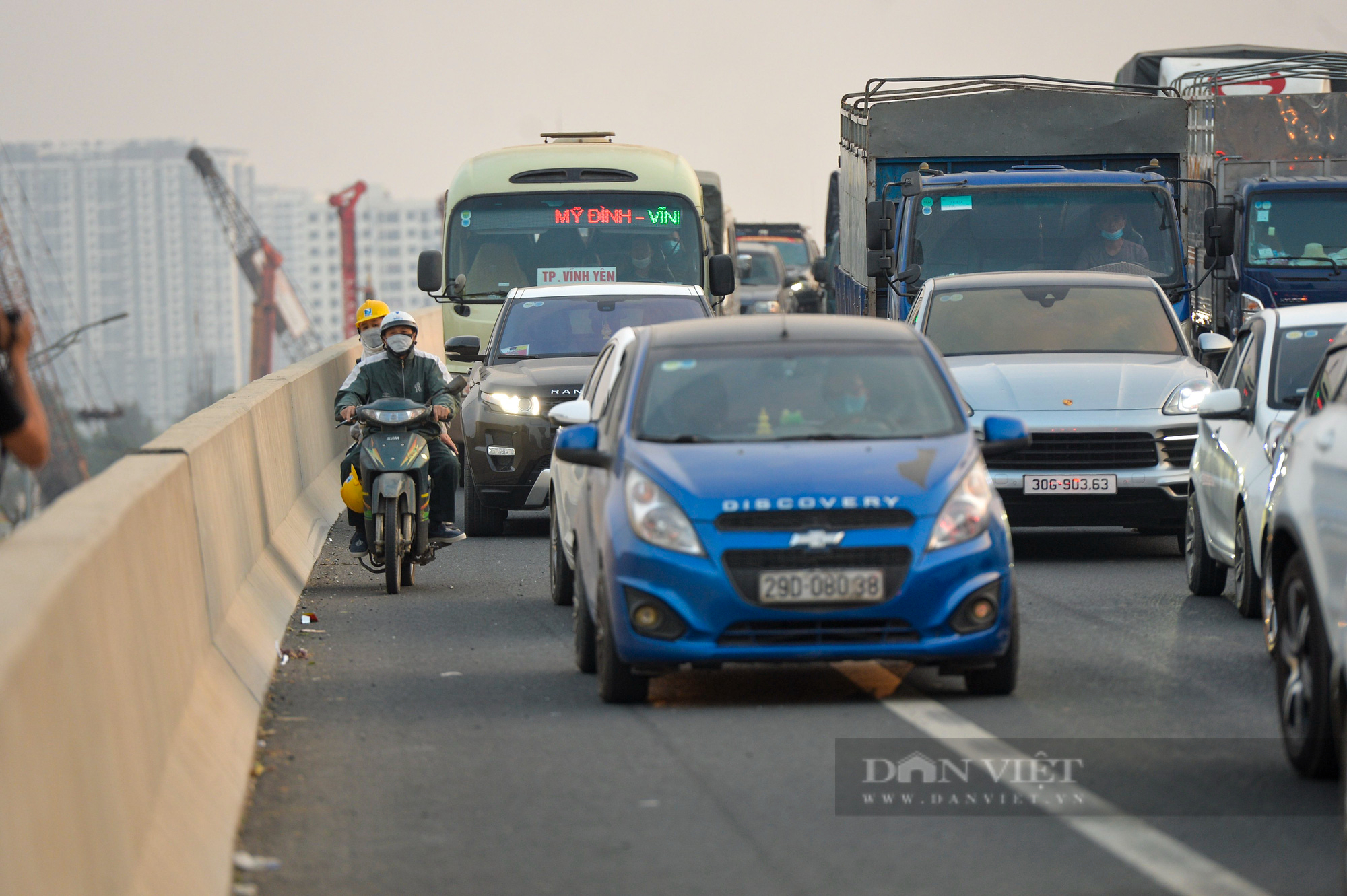  Lại sửa cầu Thăng Long: Ùn tắc kéo dài, nhiều phương tiện chôn chân cả giờ đồng hồ trên cầu - Ảnh 10.