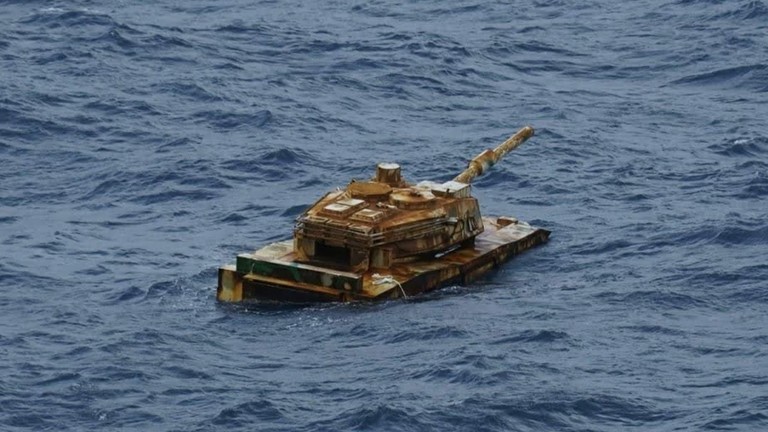Phát hiện xe tăng bí ẩn thoắt ẩn thoắt hiện nổi trên biển khiến hải quân Indonesia bối rối - Ảnh 1.