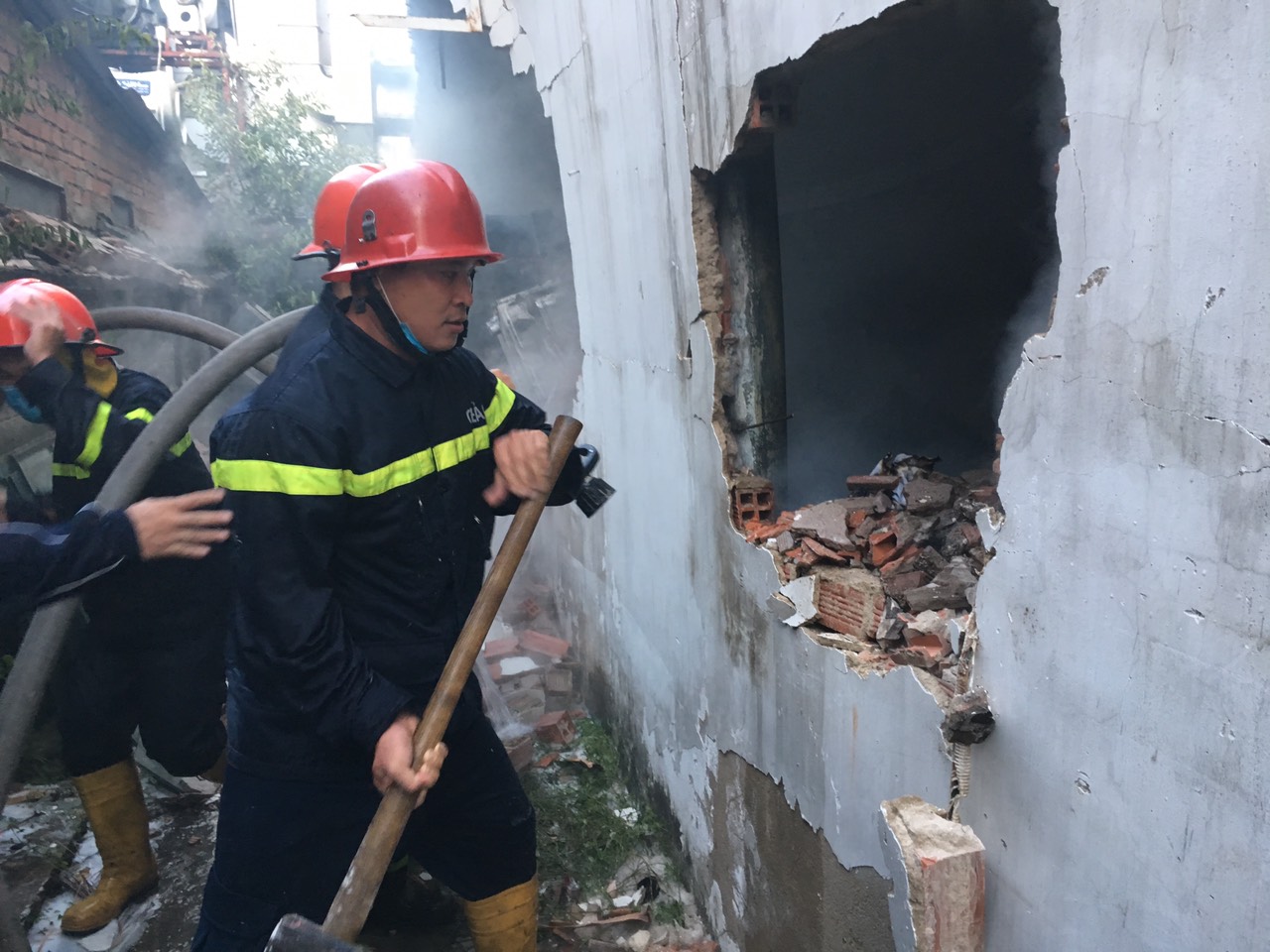 Cháy lớn tại nhà kho phế liệu, cả trăm người đập tường cứu hỏa - Ảnh 1.
