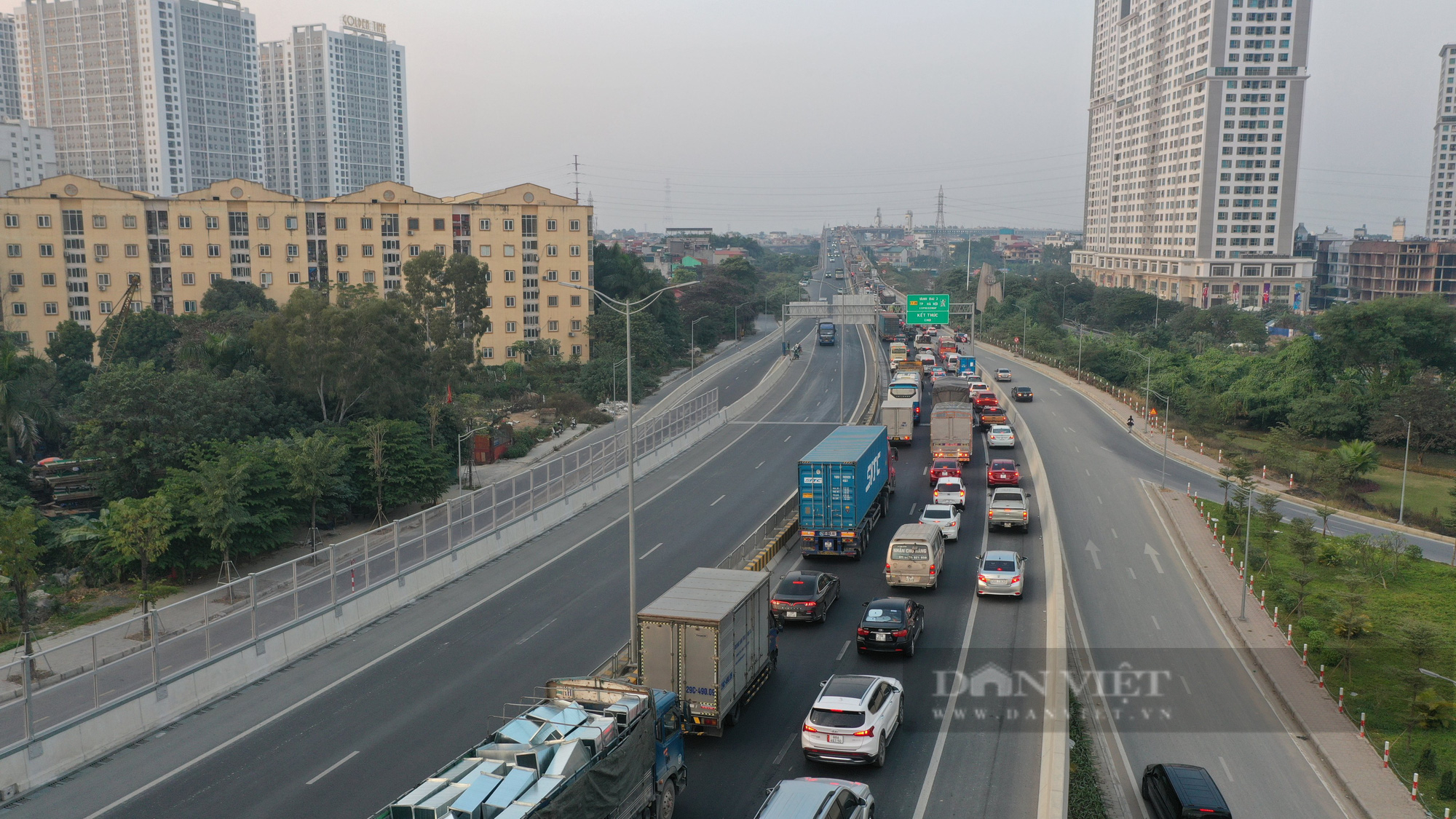  Lại sửa cầu Thăng Long: Ùn tắc kéo dài, nhiều phương tiện chôn chân cả giờ đồng hồ trên cầu - Ảnh 1.