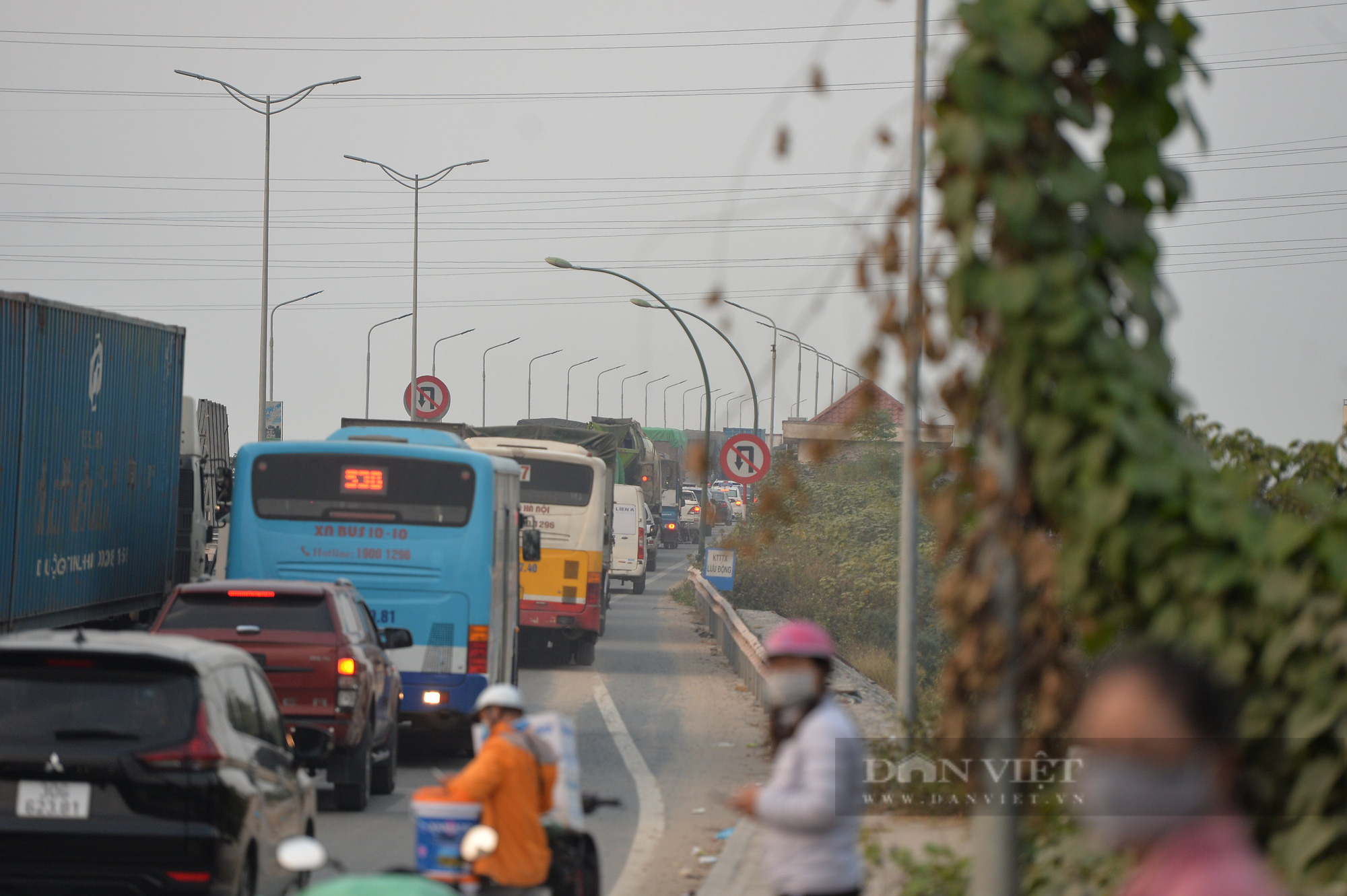  Lại sửa cầu Thăng Long: Ùn tắc kéo dài, nhiều phương tiện chôn chân cả giờ đồng hồ trên cầu - Ảnh 9.