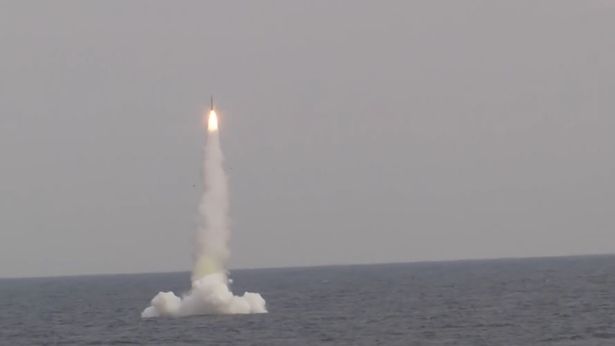 Video: Choáng với khoảnh khắc quân đội Nga phóng tên lửa tàu ngầm - Ảnh 2.