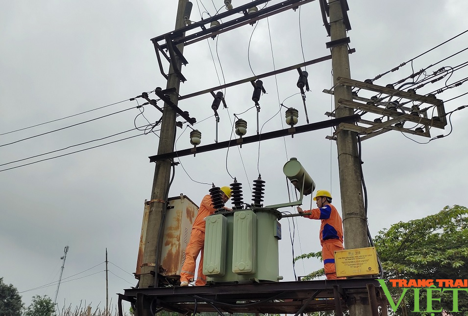 Công ty điện lực Hoà Bình: Thực hiện chuyển đổi số phát triển mạng lưới điện  - Ảnh 5.