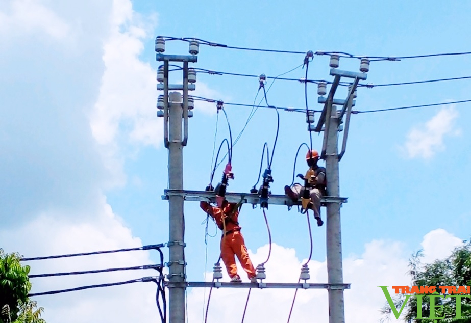 Công ty điện lực Hoà Bình: Thực hiện chuyển đổi số phát triển mạng lưới điện  - Ảnh 2.