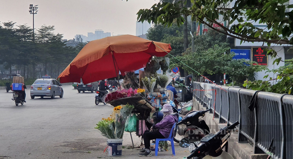 Vỉa hè khắp nơi ở Hà Nội bị &quot;nuốt trọn&quot; đẩy người đi bộ xuống lòng đường, chính quyền phớt lờ? - Ảnh 6.