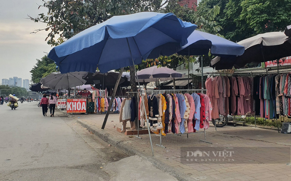 Vỉa hè khắp nơi ở Hà Nội bị &quot;nuốt trọn&quot; đẩy người đi bộ xuống lòng đường, chính quyền phớt lờ? - Ảnh 7.