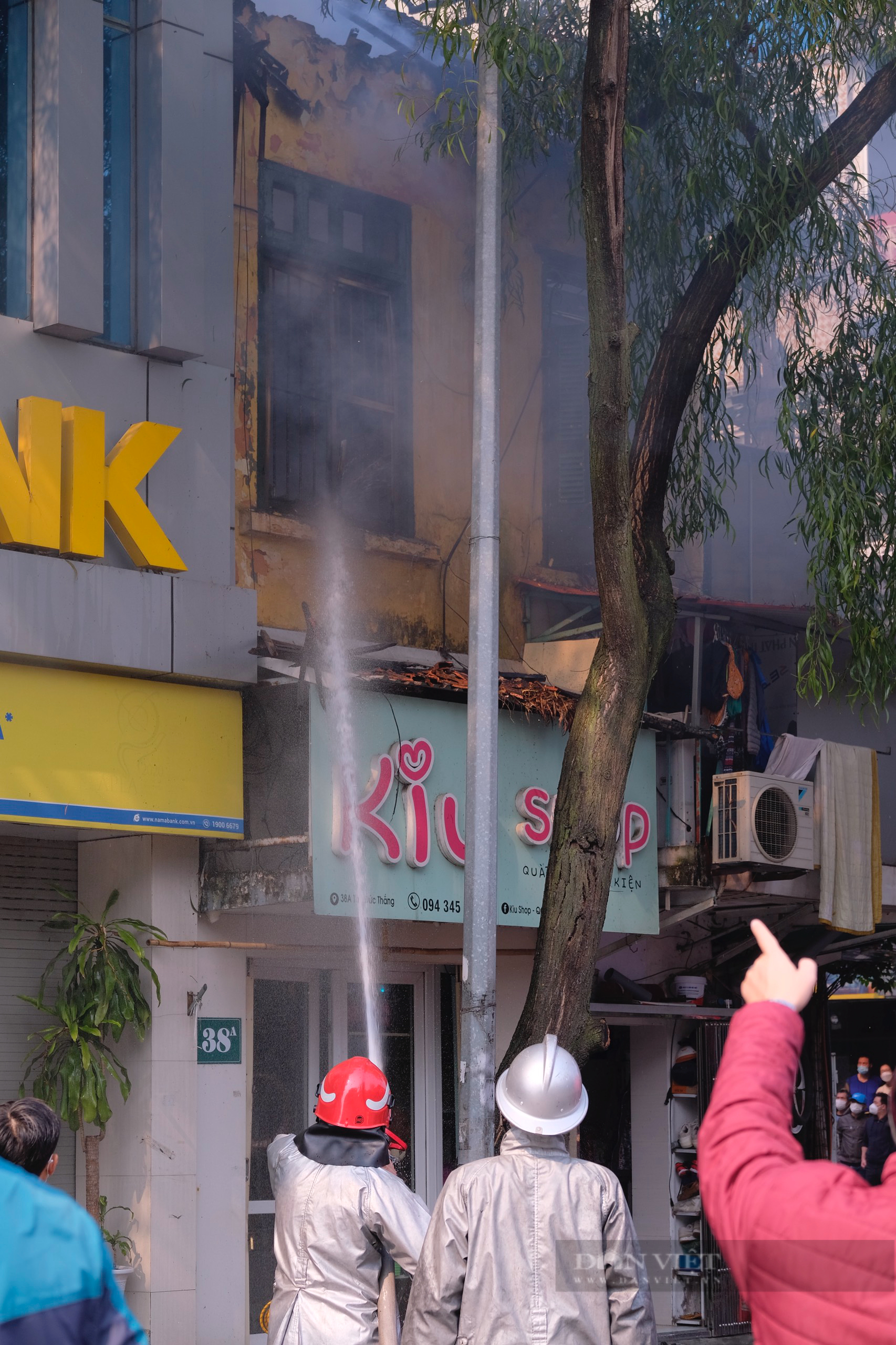 Hà Nội: Cháy lớn nhà 2 tầng trên phố Tôn Đức Thắng, cảnh phát phá kính dập lửa chi nhánh ngân hàng - Ảnh 4.