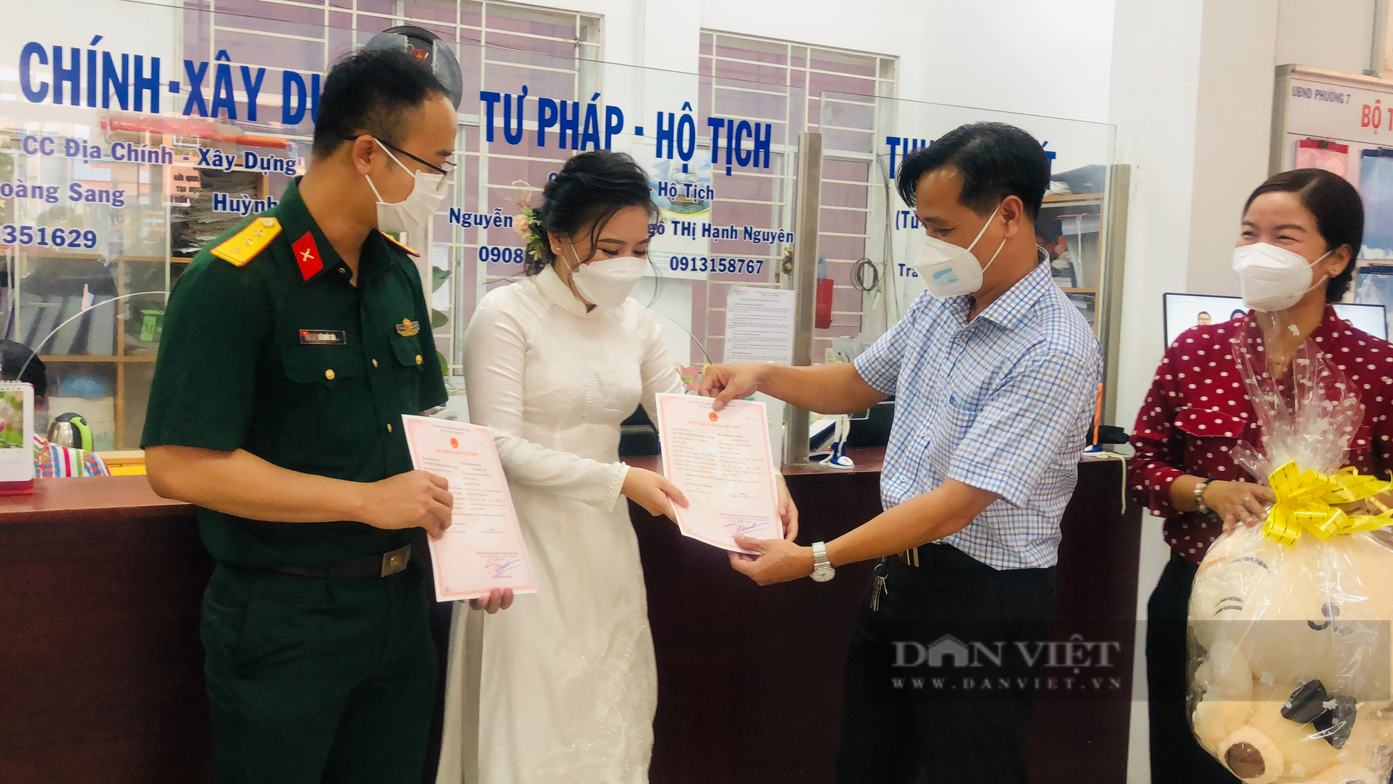 Chàng Sĩ quan quay lại TP.HCM đăng ký kết hôn với nàng tình nguyện viên: Trái ngọt sau đại dịch Covid-19 - Ảnh 4.