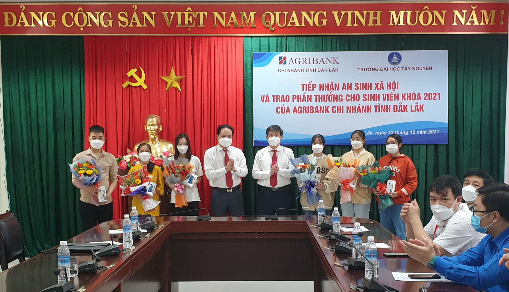 Agribank tỉnh Đắk Lắk: Tài trợ 300 triệu đồng và trao thưởng cho sinh viên cho Trường Đại học Tây Nguyên - Ảnh 2.