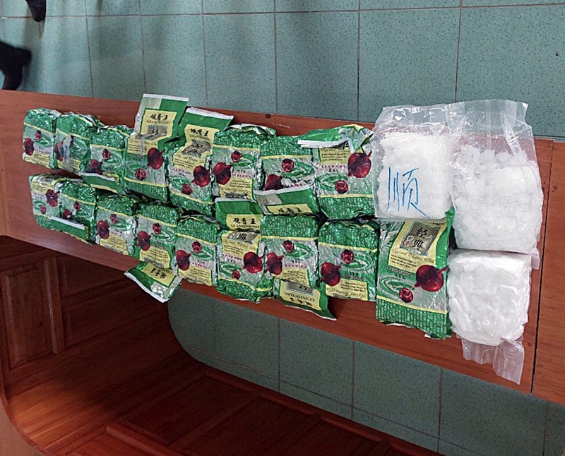 Khoảng 20 kg nghi chứa ma túy đá nằm trong gói trà trôi trên biển Phú Quý tỉnh Bình Thuận - Ảnh 2.