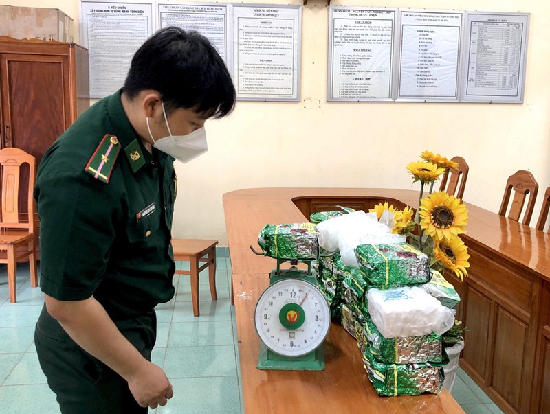 Khoảng 20 kg nghi chứa ma túy đá nằm trong gói trà trôi trên biển Phú Quý tỉnh Bình Thuận - Ảnh 1.