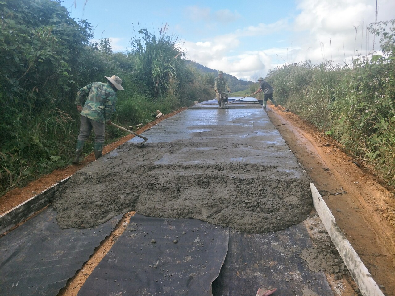 Gia Lai: Xã nghèo thực hiện mục tiêu kép, phấn đấu về đích nông thôn mới - Ảnh 1.