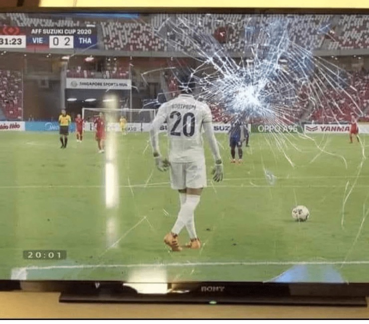 Nóng ảnh thầy Park gục xuống sân, fan đập vỡ TV ở trận Việt Nam vs Thái Lan - Ảnh 2.