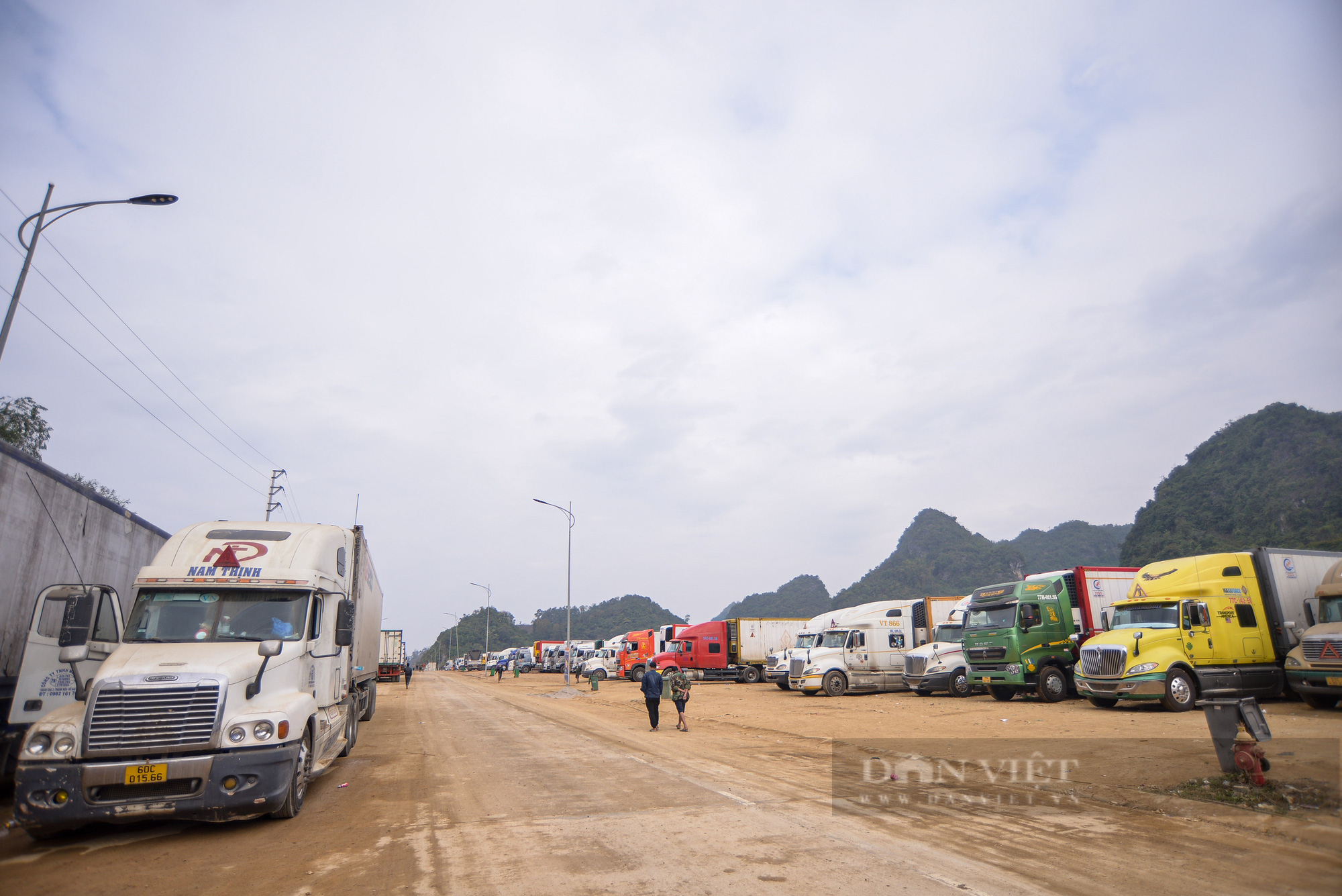 Toàn cảnh về hàng nghìn xe tải ùn ứ tại cửa khẩu Tân Thanh hơn 20 ngày qua - Ảnh 3.