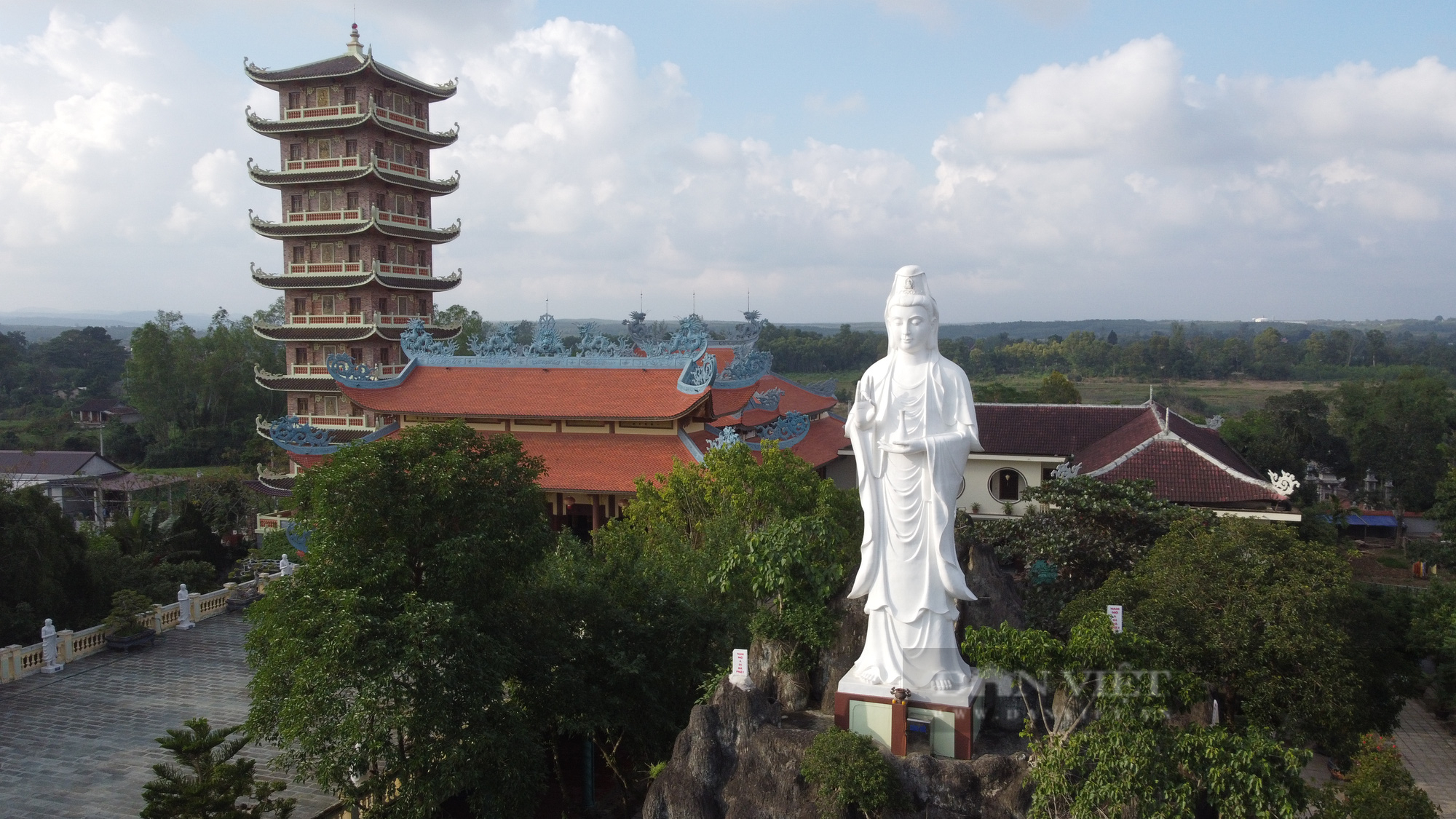 Chùa Cam Lộ nằm trong khu di tích lịch sử đầy cảm hứng. Hình ảnh chùa thuần khiết, tinh tế mang đến một tinh thần thanh thản cho người xem.