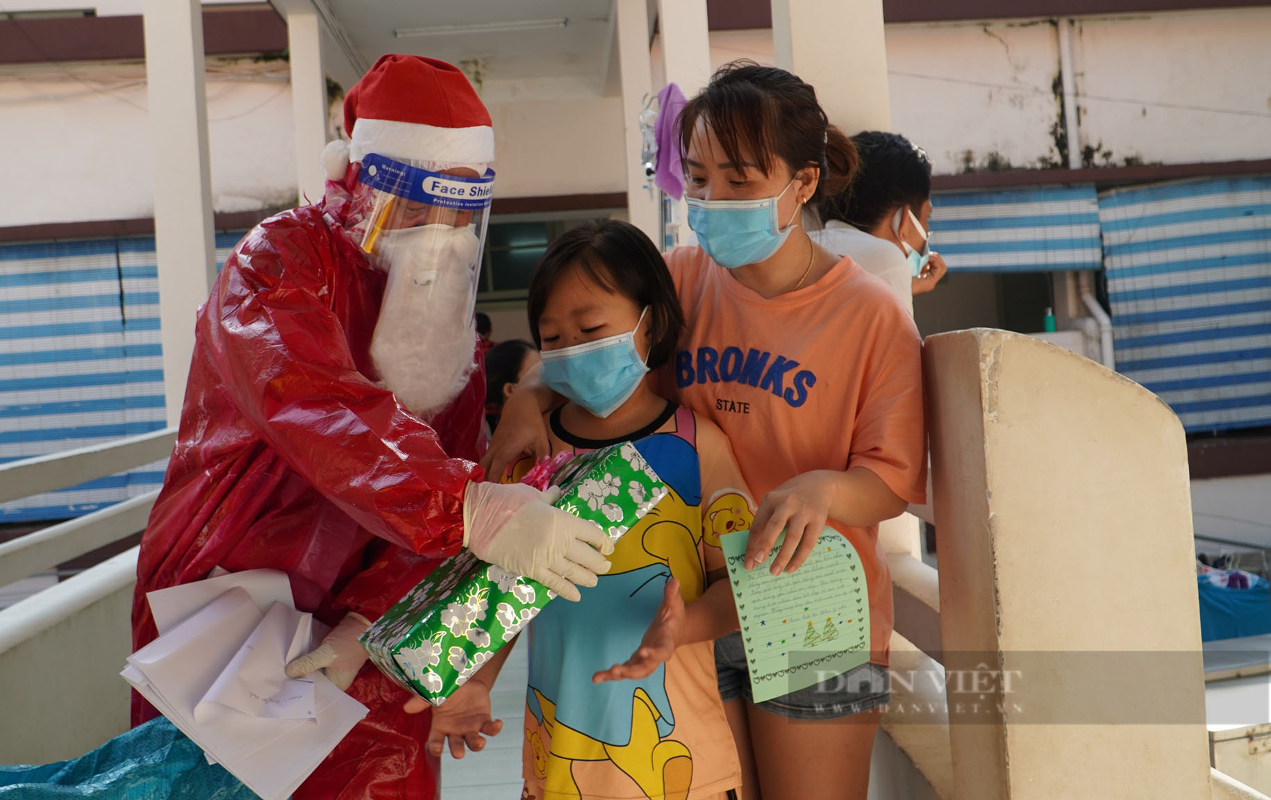 Y, bác sĩ hóa trang thành ông già Noel mang giáng sinh ấm áp đến các bệnh nhi F0 tại bệnh viện - Ảnh 6.