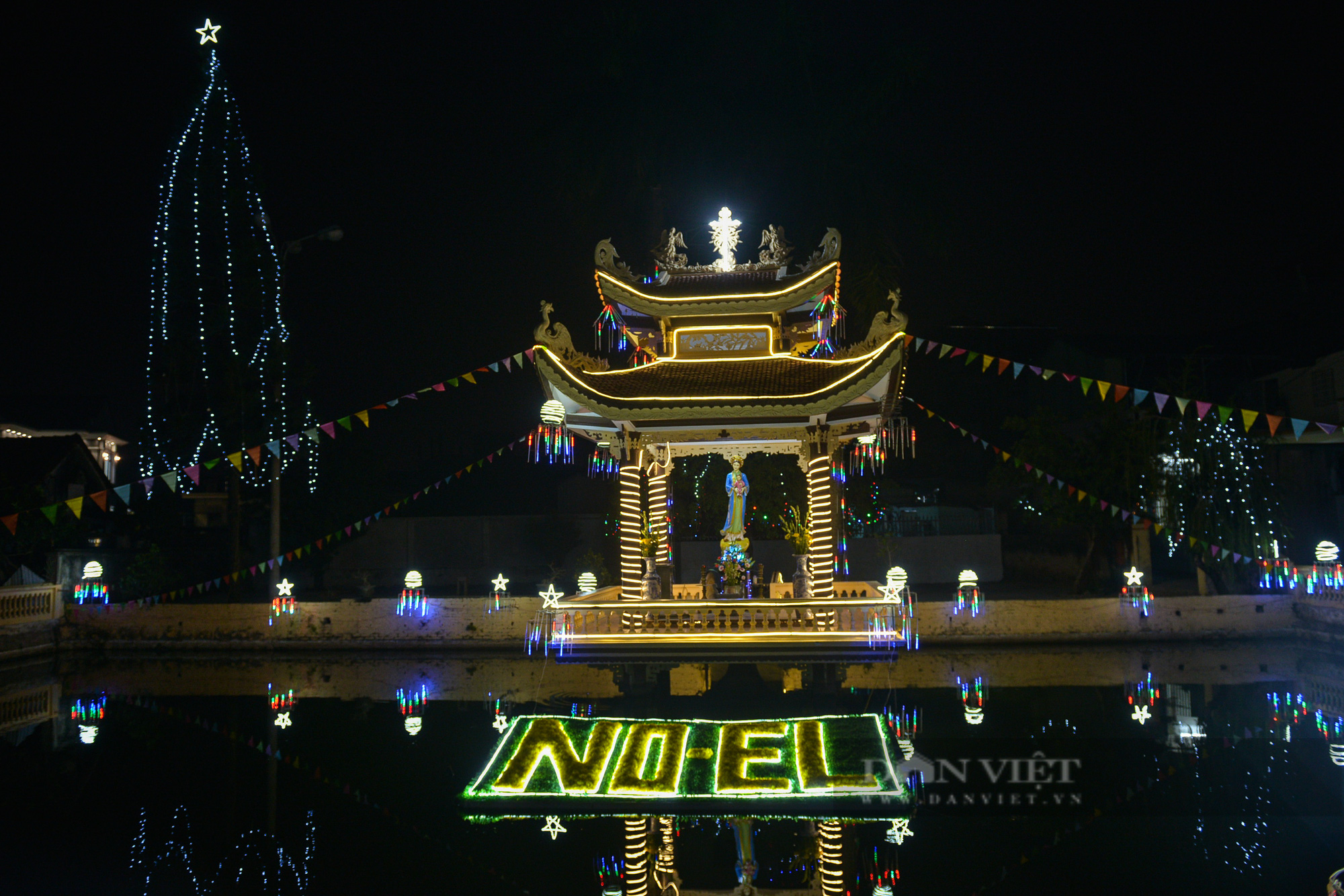 Không khí rộn ràng tại xứ đạo ở ngoại thành Hà Nội, trang hoàng rực rỡ đón Giáng Sinh - Ảnh 4.