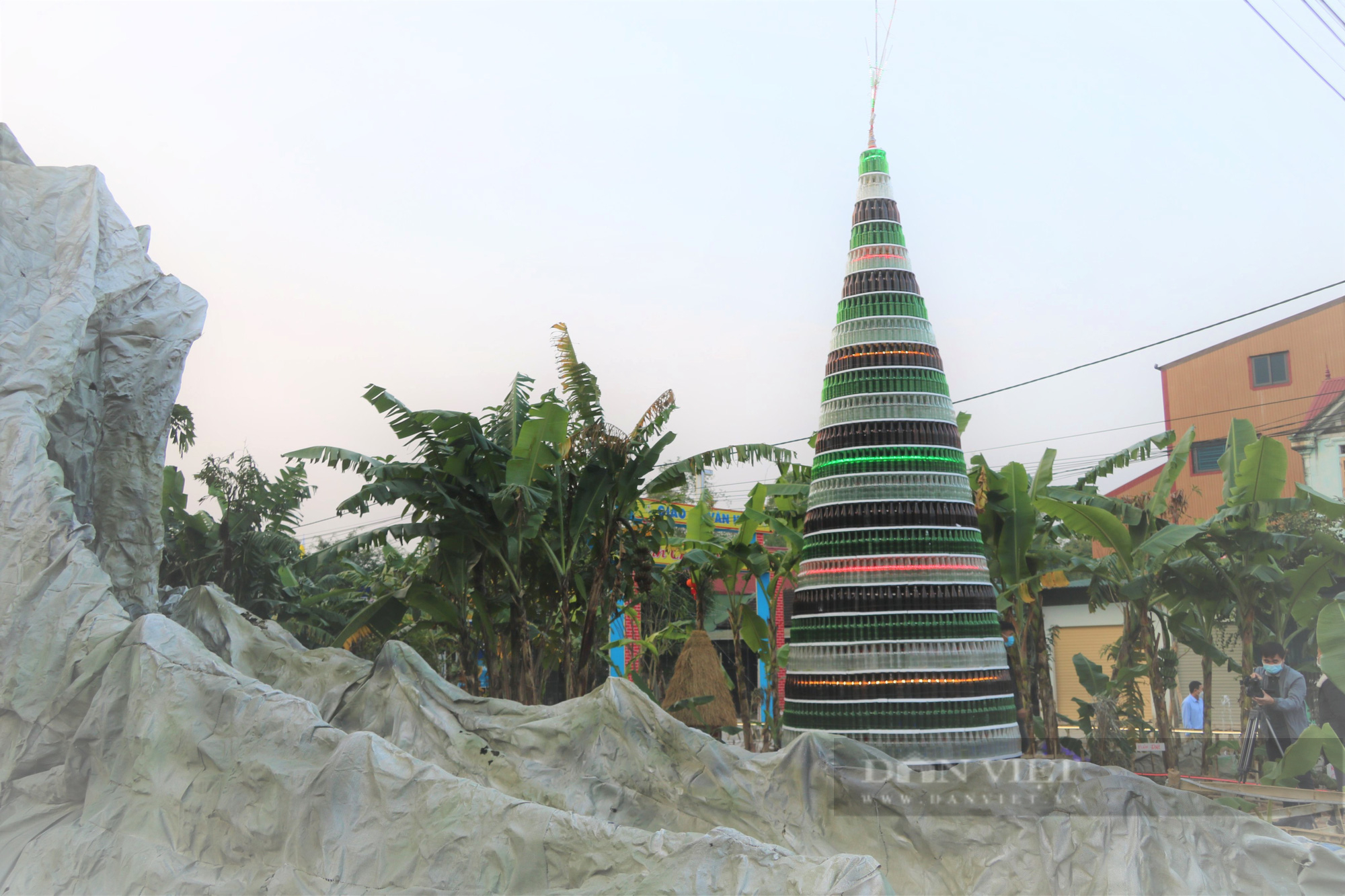 Giáo xứ Hà Tĩnh kết cây thông Noel hơn 15.000 chai thủy tinh - Ảnh 3.