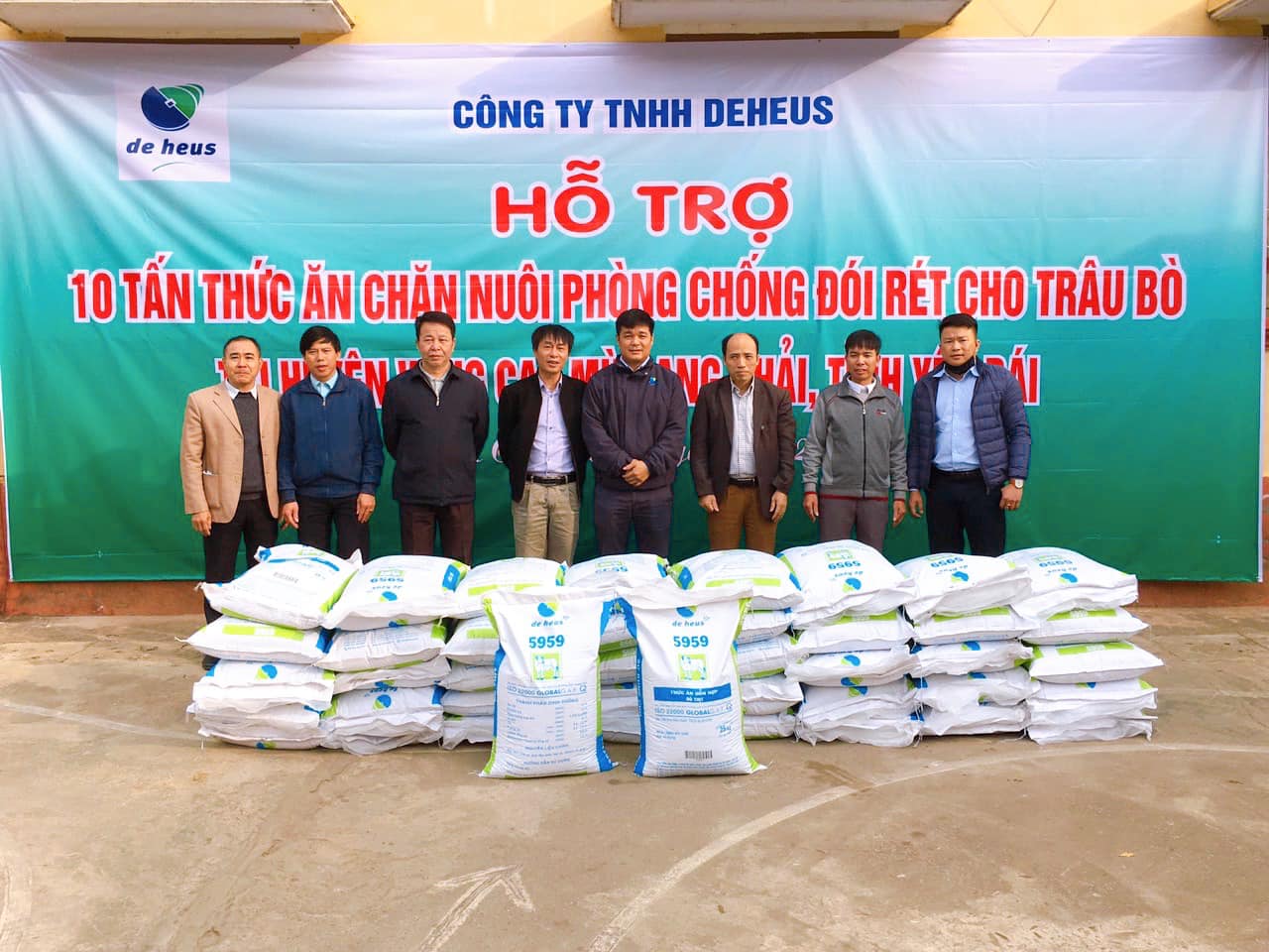 Yên Bái: Nông dân phấn khởi được De Heus tặng 10 tấn thức ăn chăn nuôi phòng chống đói rét cho trâu bò - Ảnh 2.