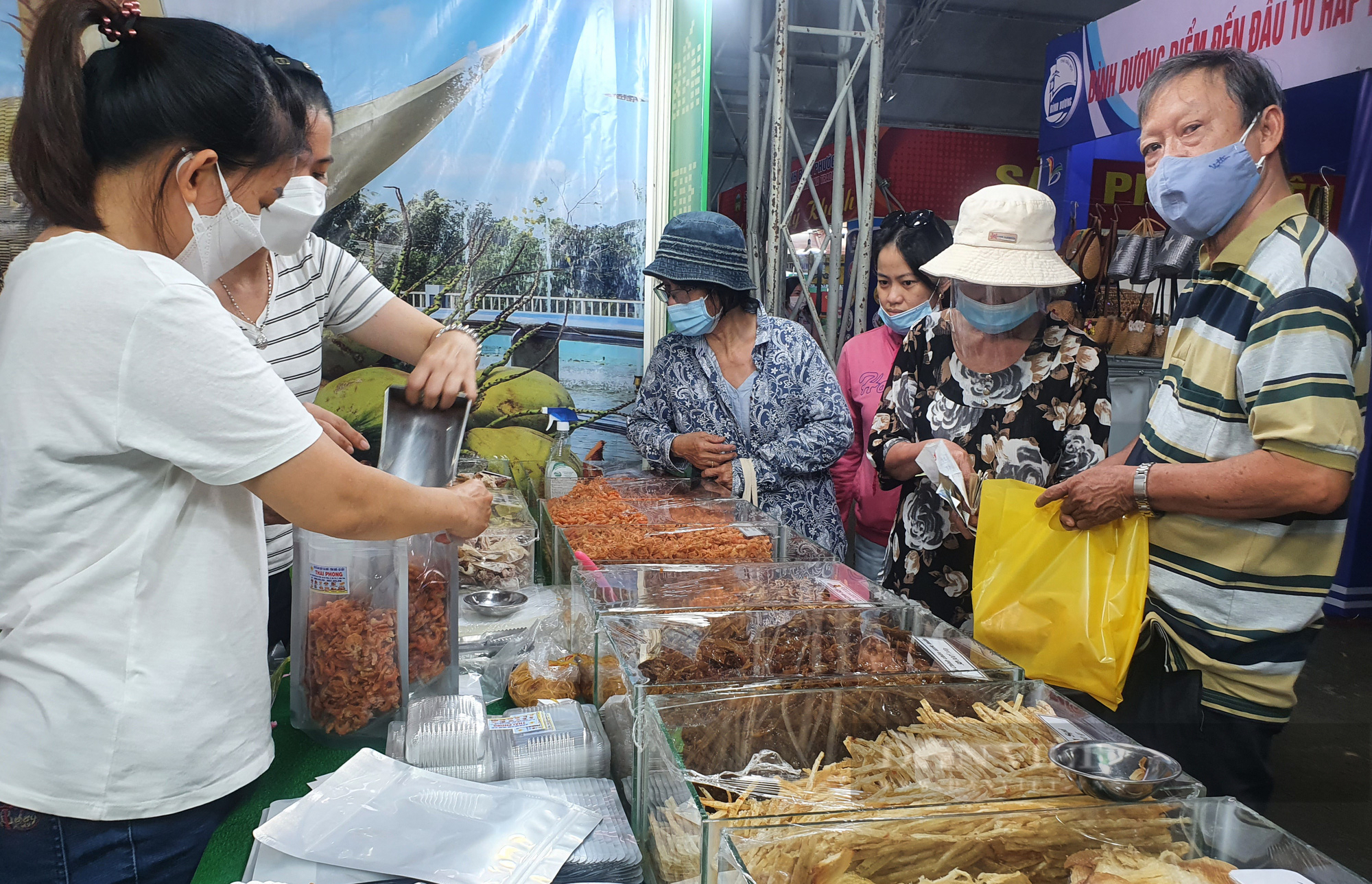 Đặc sản 3 miền ùn ùn đổ về Sài Gòn, người dân tranh thủ mua ăn Tết sớm - Ảnh 1.
