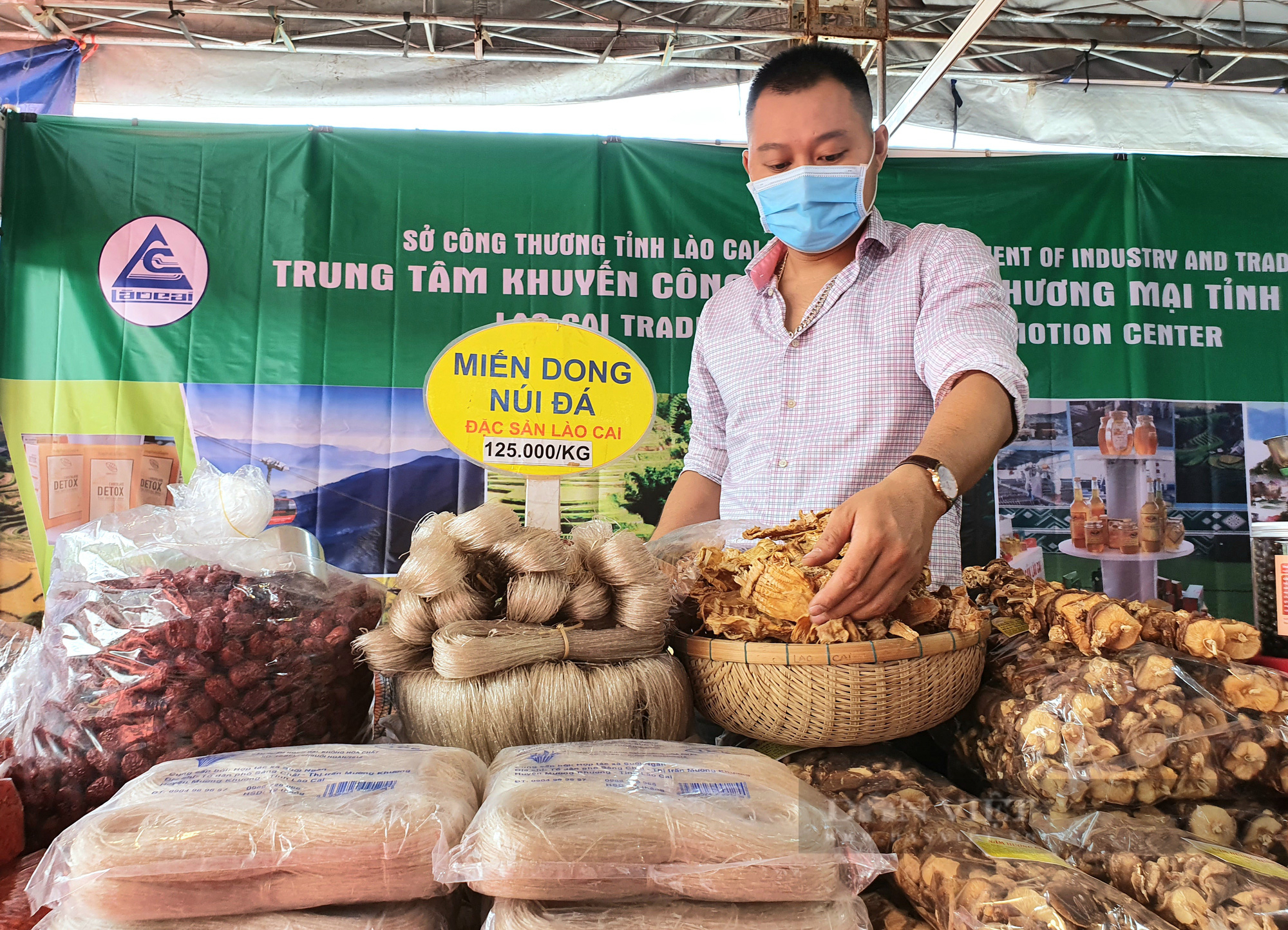 Đặc sản 3 miền ùn ùn đổ về Sài Gòn, người dân tranh thủ mua ăn Tết sớm - Ảnh 4.