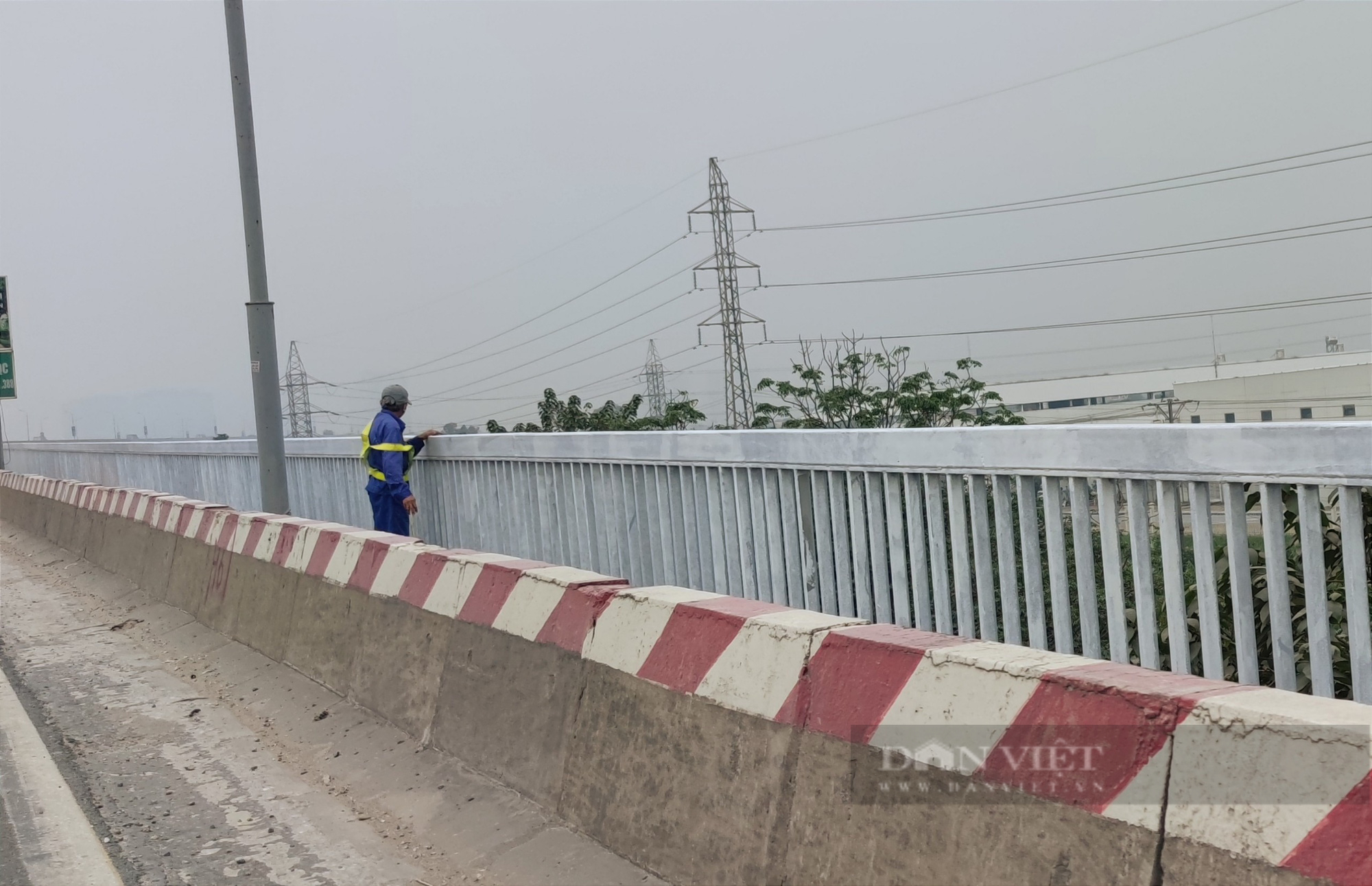 Công nhân đang tiến hành sơn lại lan can cầu Thăng Long.