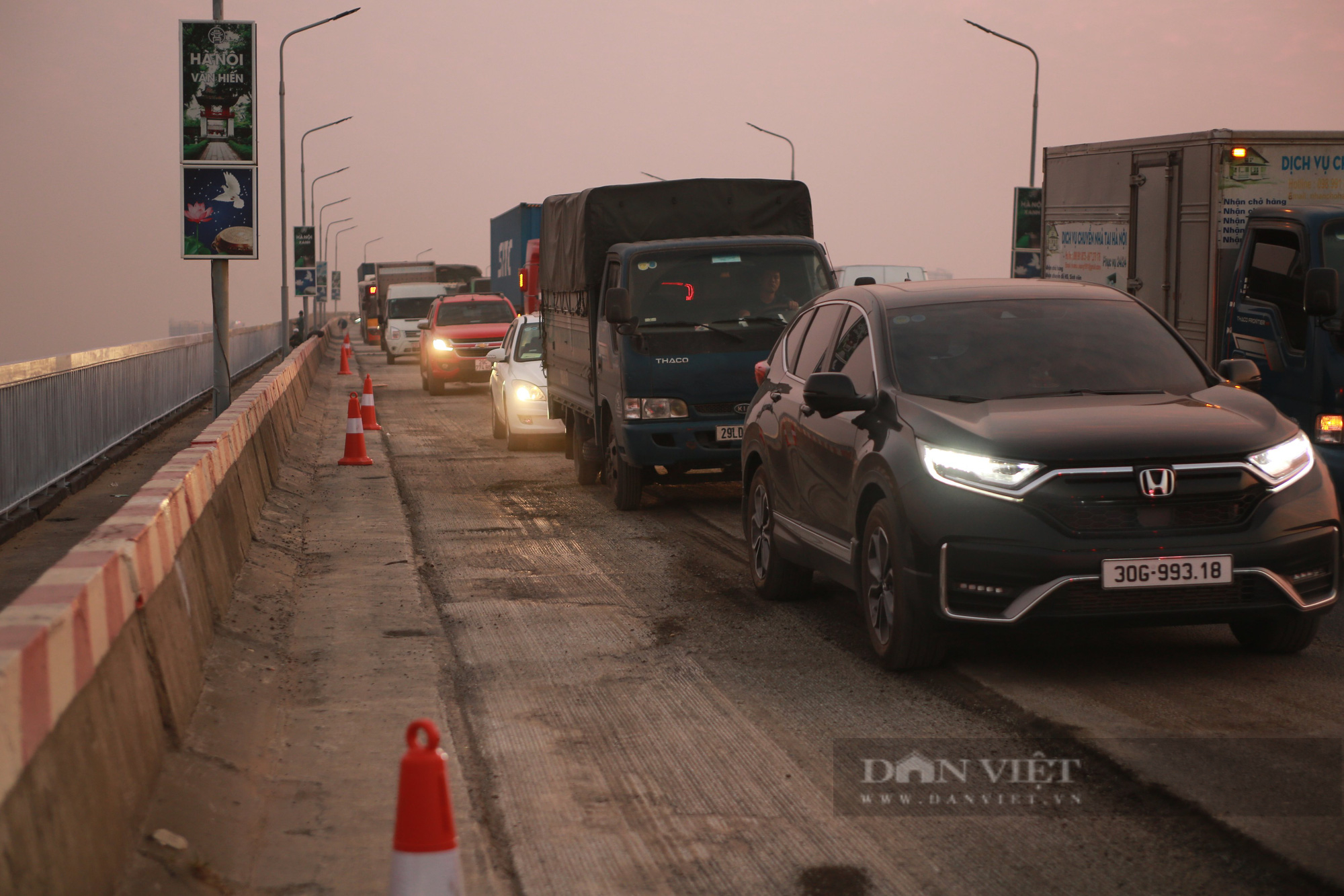 Trước đó, việc sửa chữa, cào bóc mặt đường dẫn lên cầu Thăng Long cũng gây ra tình trạng ùn tắc giao thông