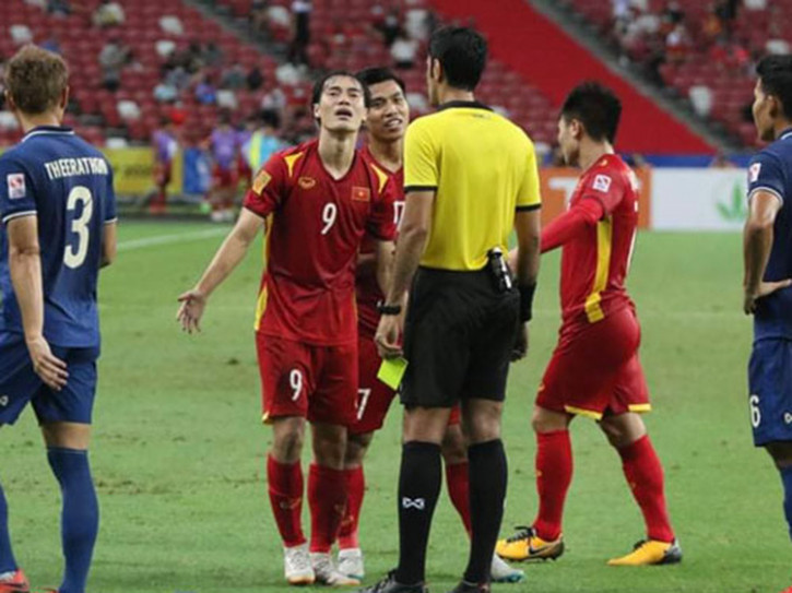 Trọng tài bắt trận Việt Nam – Thái Lan nhận án phạt từ BTC AFF Cup - Ảnh 1. Trọng tài bắt trận Việt Nam – Thái Lan nhận án phạt từ BTC AFF Cup - Ảnh 1.
