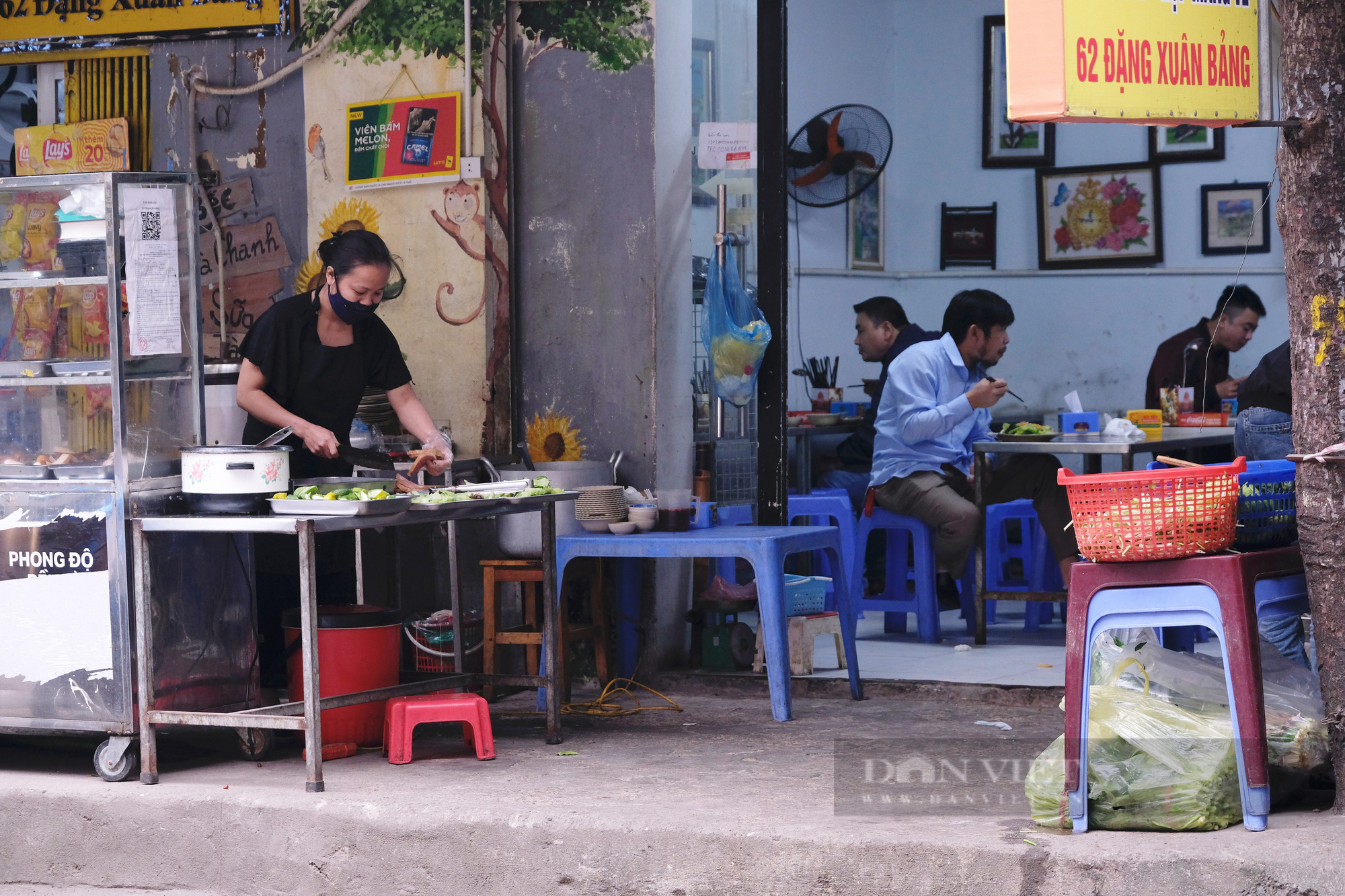 Trải lòng chủ hàng ăn uống ở quận nội thành Hà Nội: &quot;Được bán hàng mang về là may mắn rồi&quot; - Ảnh 10.