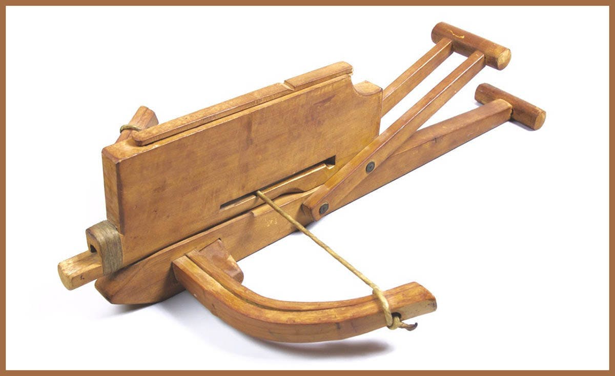 7 loại vũ khí bá đạo nhất thời cổ đại: Có &quot;súng máy&quot; của Gia Cát Lượng - Ảnh 1.