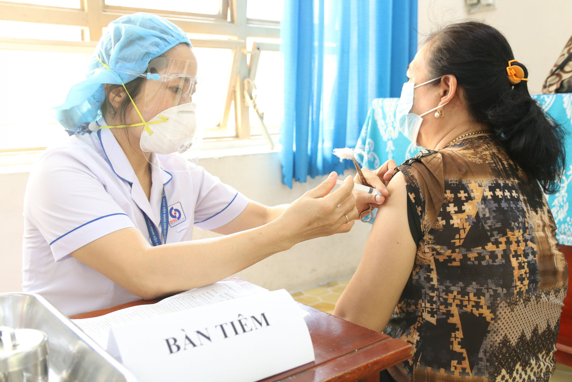 Thủ tướng Phạm Minh Chính yêu cầu thành lập các tổ đi từng ngõ, gõ từng nhà để tiêm vaccine phòng Covid-19 lưu động - Ảnh 2.