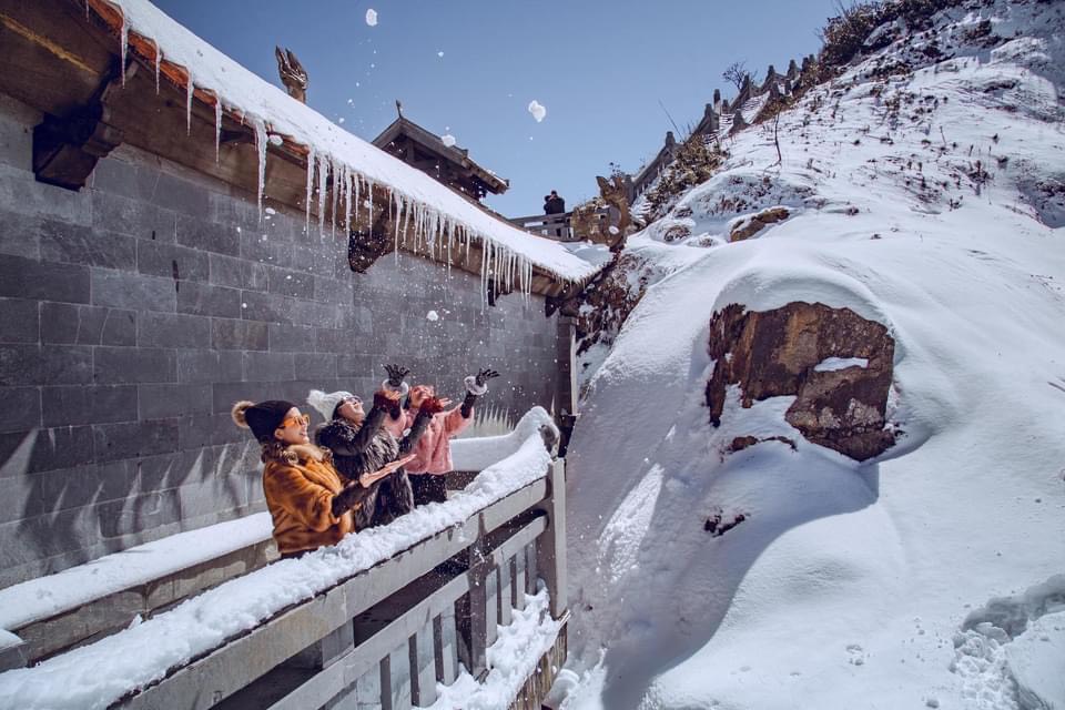 Fanxipan tuyết rơi: Trải nghiệm cảm giác thú vị khi chứng kiến một bức tranh thiên nhiên đẹp như mơ với hình ảnh núi Fansipan phủ đầy tuyết trắng. Bạn sẽ cảm nhận được sự uy nghiêm và tuyệt vời của thiên nhiên, và tìm thấy sự độc đáo trong cảnh sắc trắng xóa vô cùng hoang sơ.