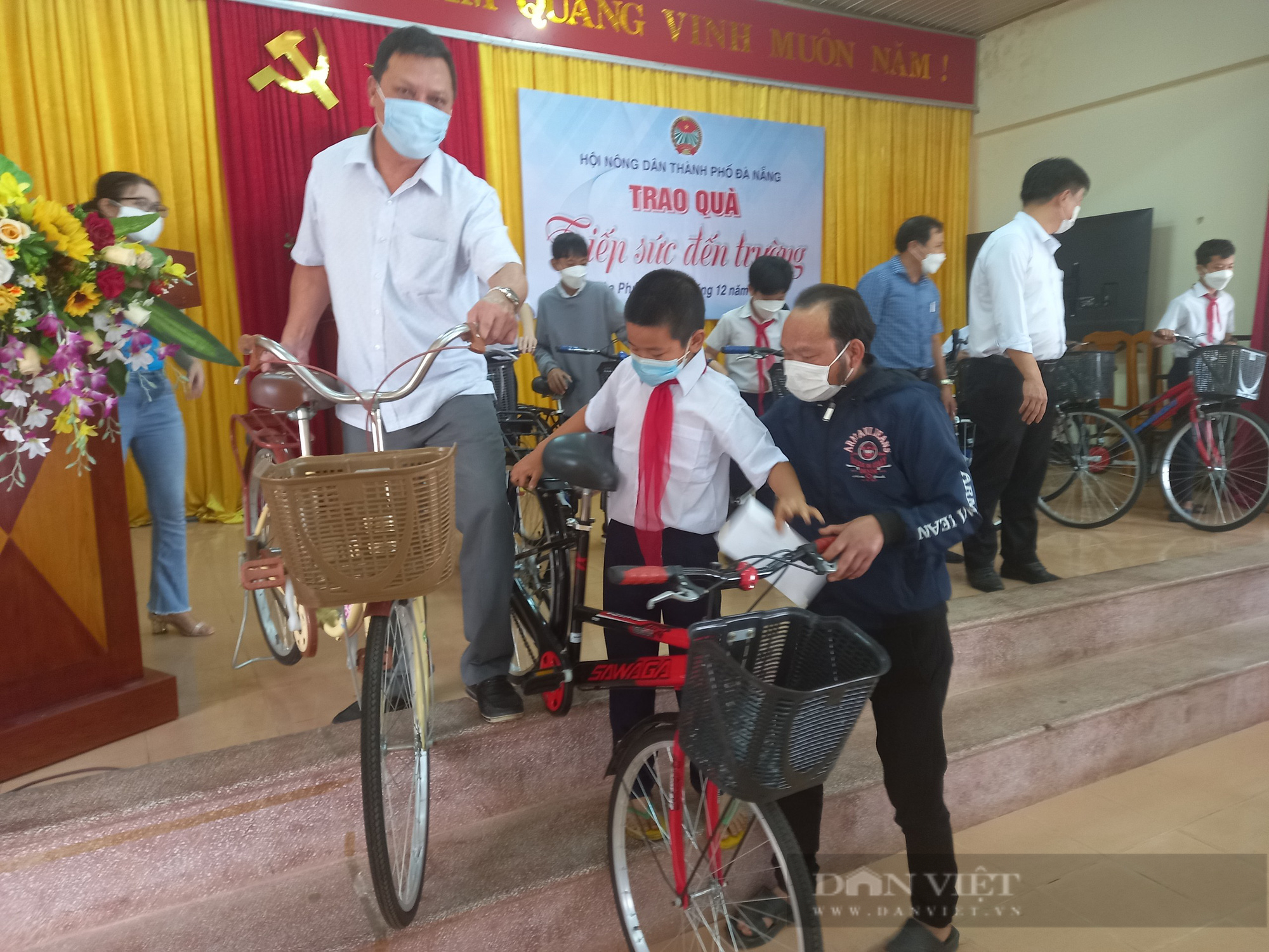 Hội Nông dân Đà Nẵng tiếp sức đến trường cho các em học sinh nghèo hiếu học - Ảnh 3.
