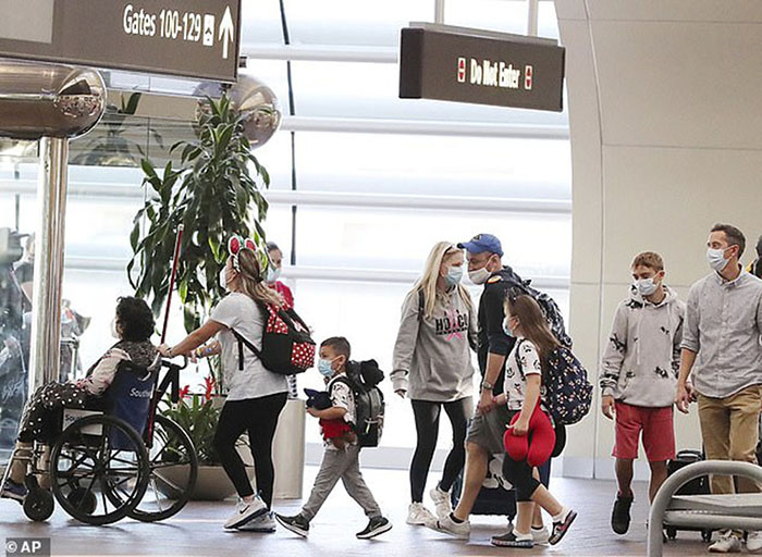 Mỹ: Nhiều người “mắc kẹt” tại sân bay dịp cao điểm du lịch cuối năm 2021 vì điều này - Ảnh 1.