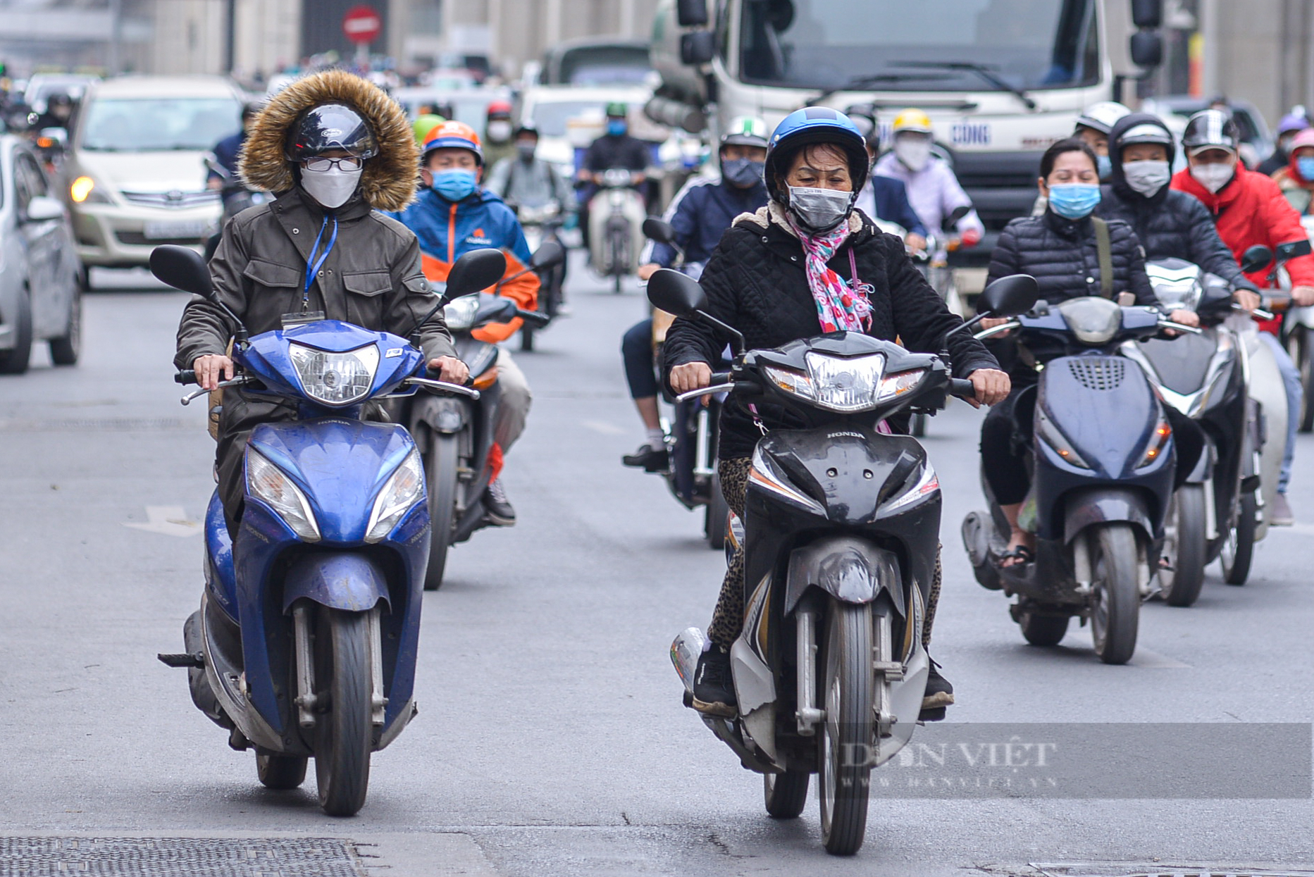 Hà Nội chuyển lạnh sâu đầu tuần, người dân đốt lửa sưởi ấm, quàng khăn kín mít ra đường - Ảnh 1.