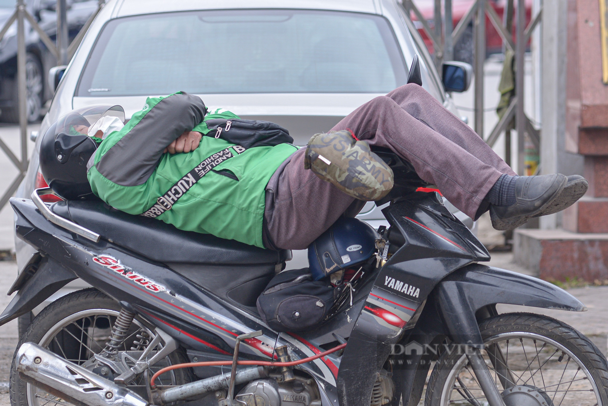 Hà Nội chuyển lạnh sâu đầu tuần, người dân đốt lửa sưởi ấm, quàng khăn kín mít ra đường - Ảnh 11.