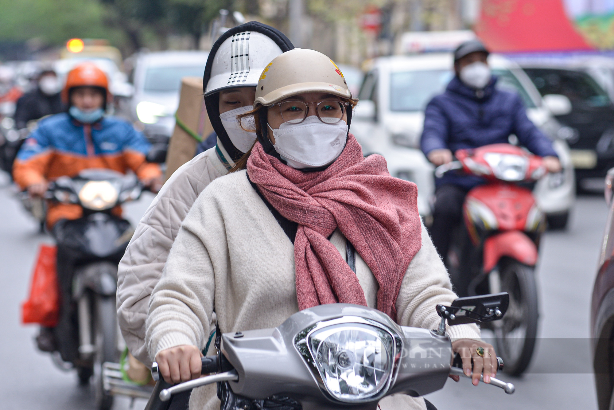 Hà Nội chuyển lạnh sâu đầu tuần, người dân đốt lửa sưởi ấm, quàng khăn kín mít ra đường - Ảnh 7.