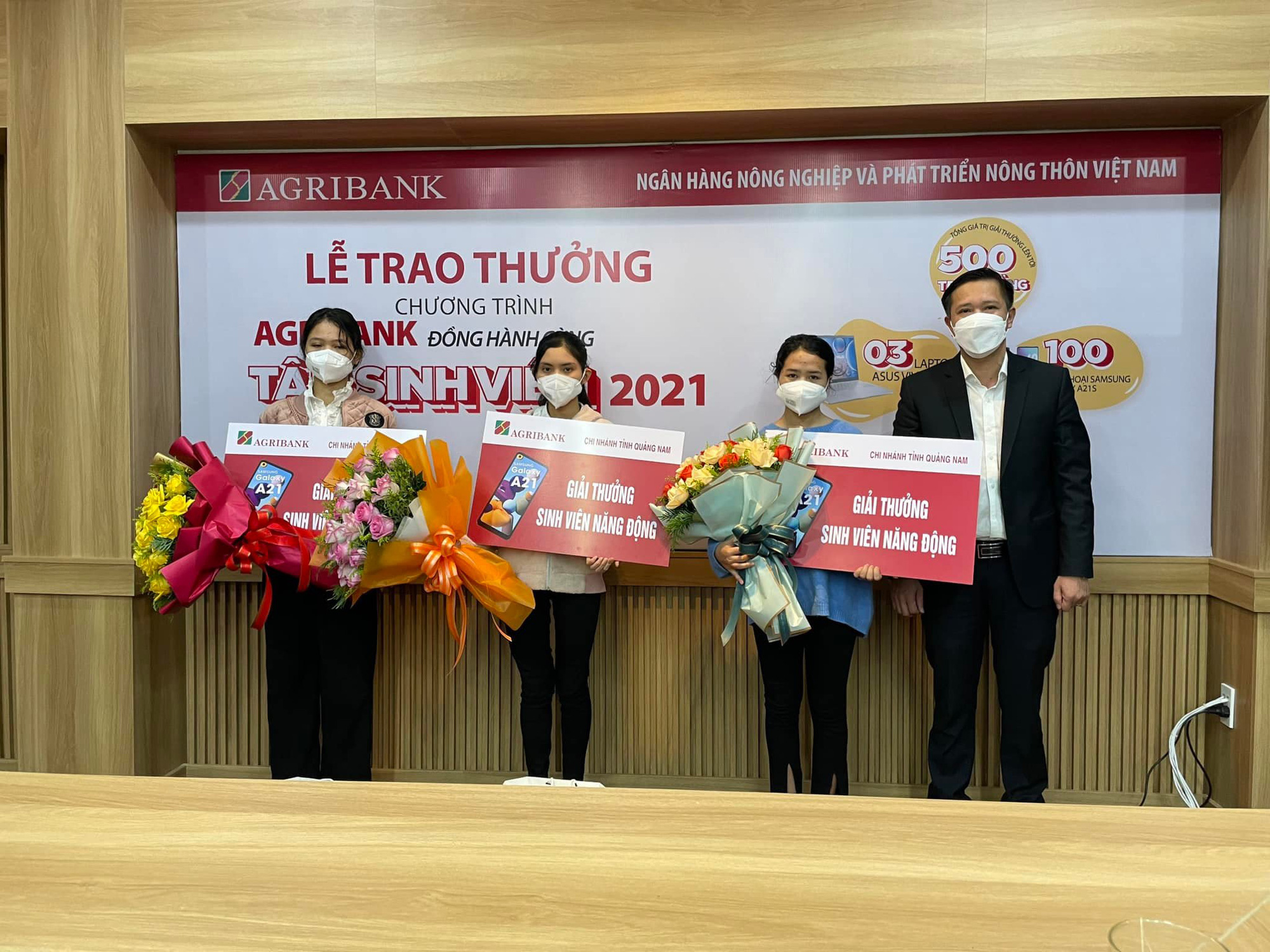 Agribank Quảng Nam trao thưởng Chương trình “Agribank đồng hành cùng Tân sinh viên 2021” - Ảnh 1.