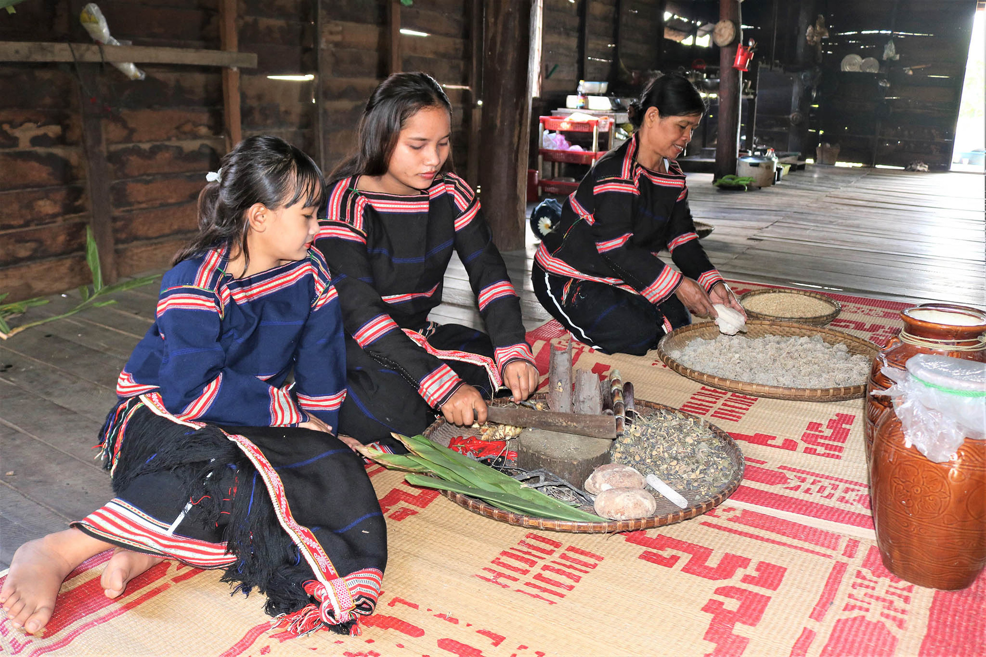 Gia Lai: Bà con Jrai rộn ràng ủ rượu cần đón xuân - Ảnh 1.