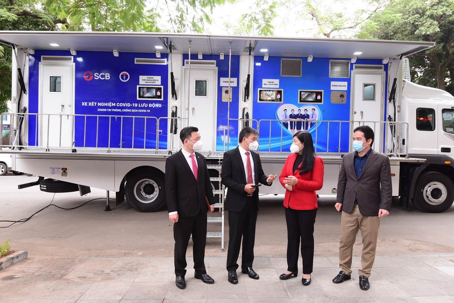 SHB trao tặng 3 xe xét nghiệm nghiệm Covid-19 lưu động cho TP.Hà Nội, Nam Định và Thừa Thiên Huế - Ảnh 4.