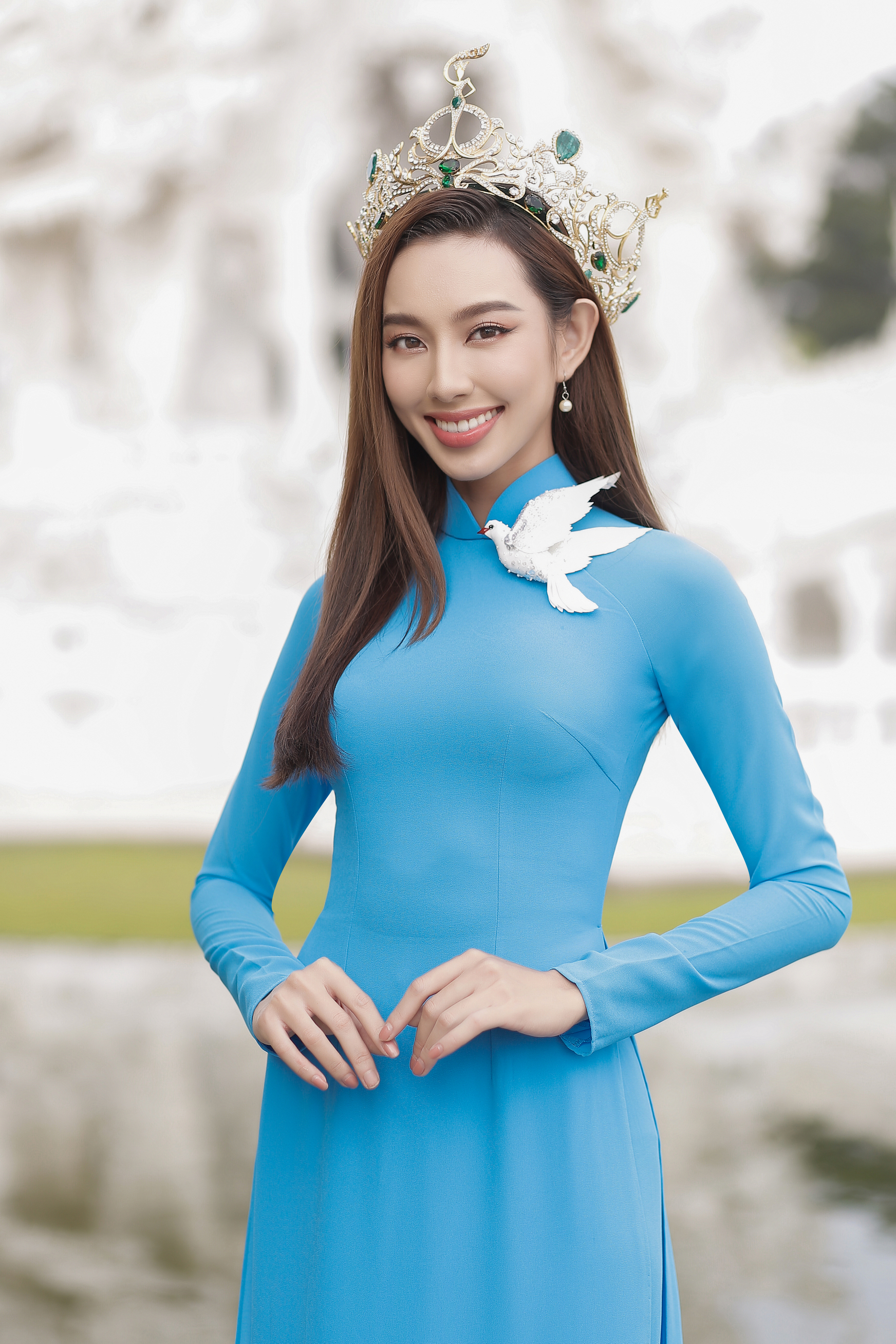 Ngây ngất ngắm Hoa hậu Nguyễn Thúc Thùy Tiên mặc áo dài duyên dáng trên đất Thái Lan - Ảnh 1.