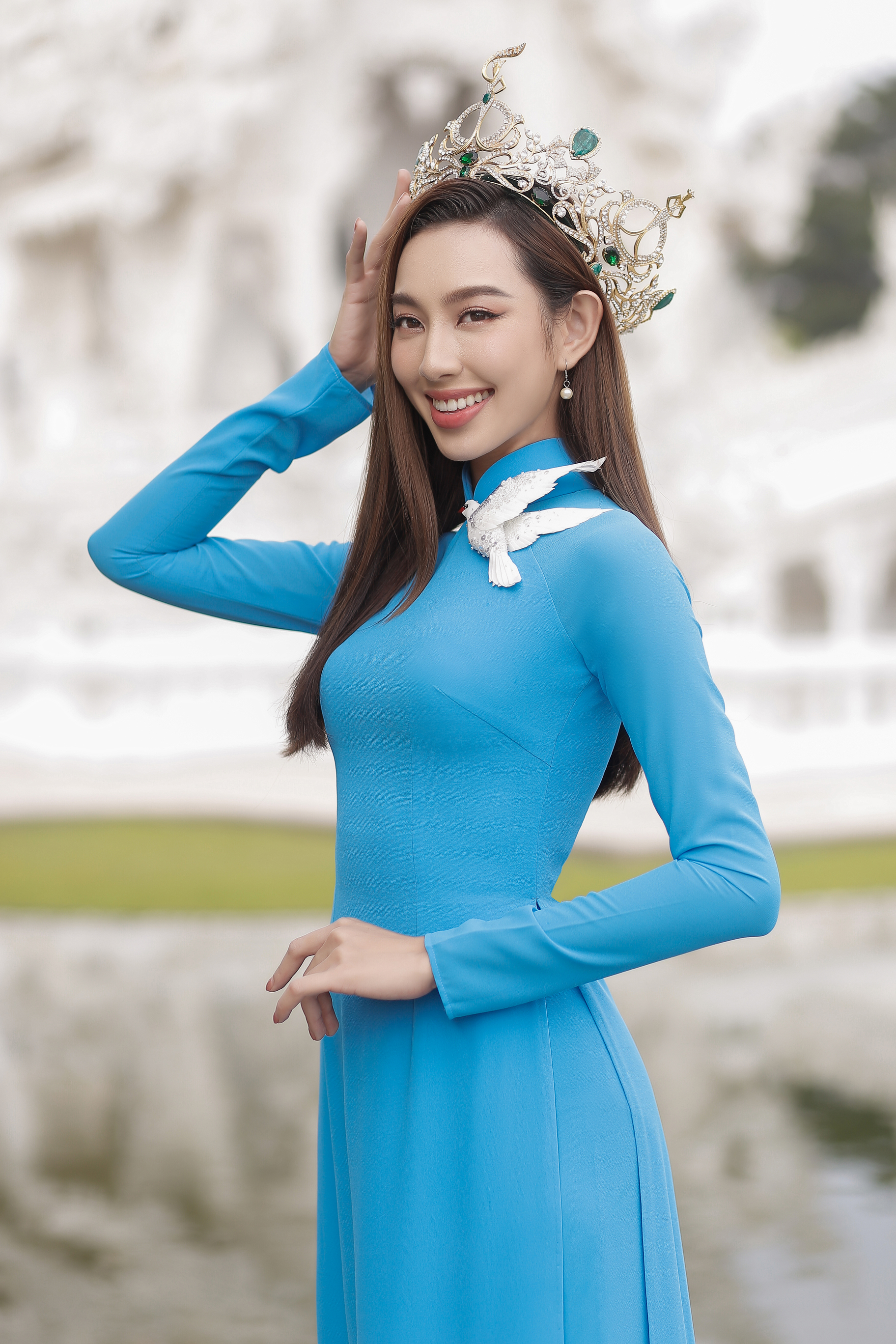 Ngây ngất ngắm Hoa hậu Nguyễn Thúc Thùy Tiên mặc áo dài duyên dáng trên đất Thái Lan - Ảnh 3.